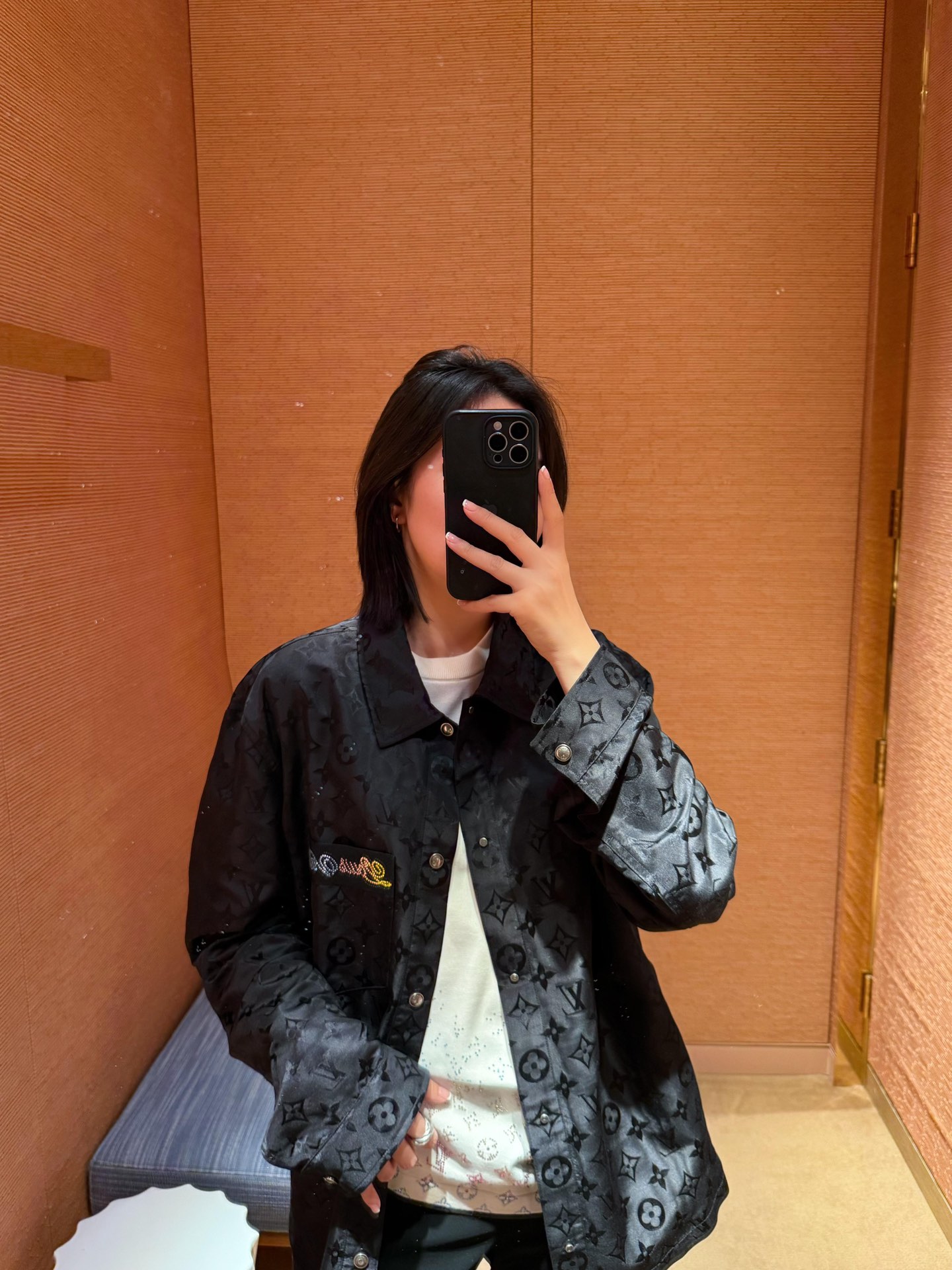 。LOUIS VUITTON 波纹提花夹克式衬衫
定制桑棉天然柔织清韵料 质感上乘 舒适贴肤 以深邃黑色