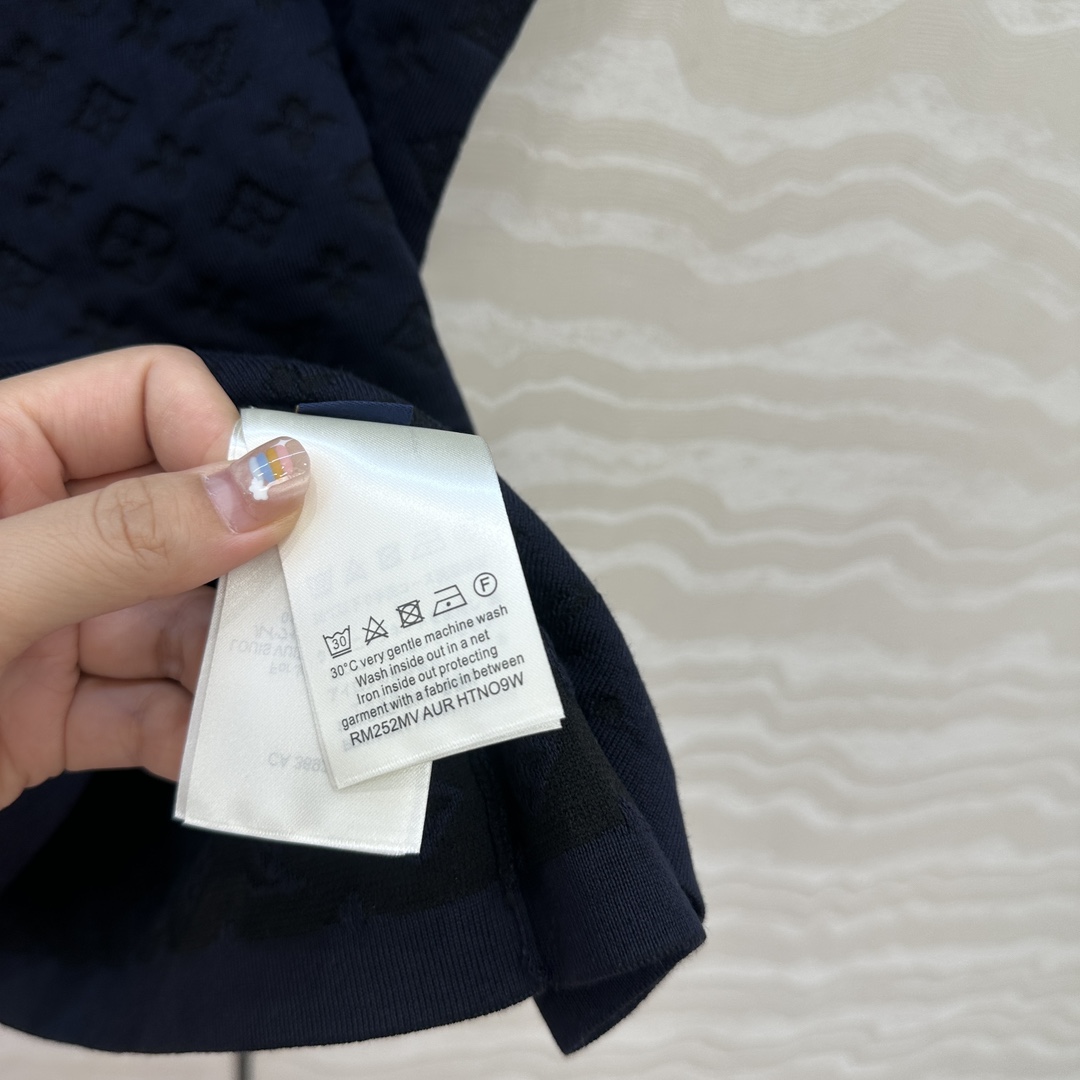 独家首发❤️原单品质！25s春夏 度假新品针织U领上衣。定制MONOGRAM提花撞色。18针徳国机圆桶提