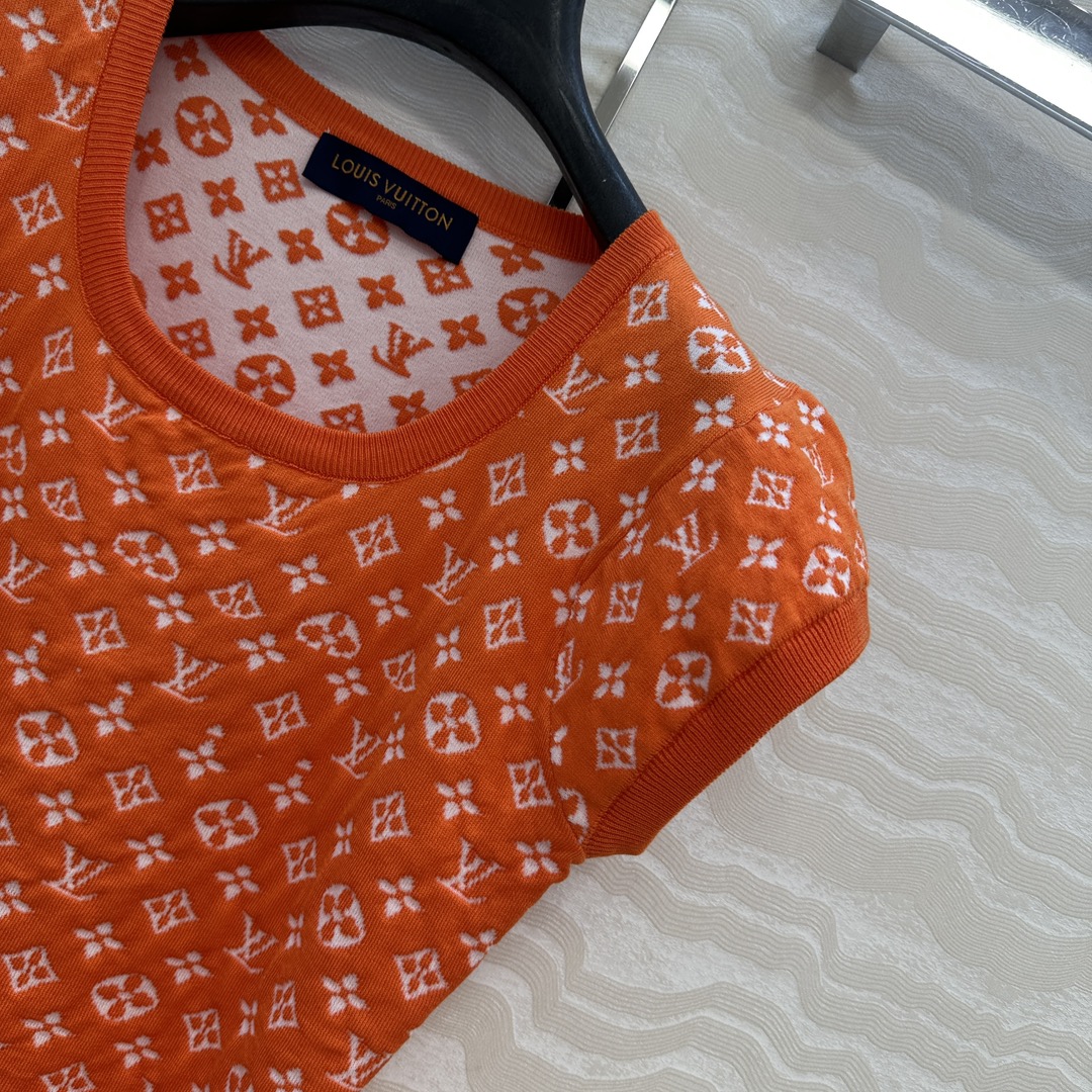 独家首发❤️原单品质！25s春夏 度假新品针织U领上衣。定制MONOGRAM提花撞色。18针徳国机圆桶提