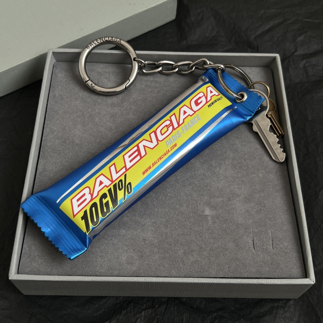 【】巴黎世家  Balenciaga 钥匙扣 配饰真皮薯片包 大牌金质感饱满 ，搭配衣服超好看 ！！