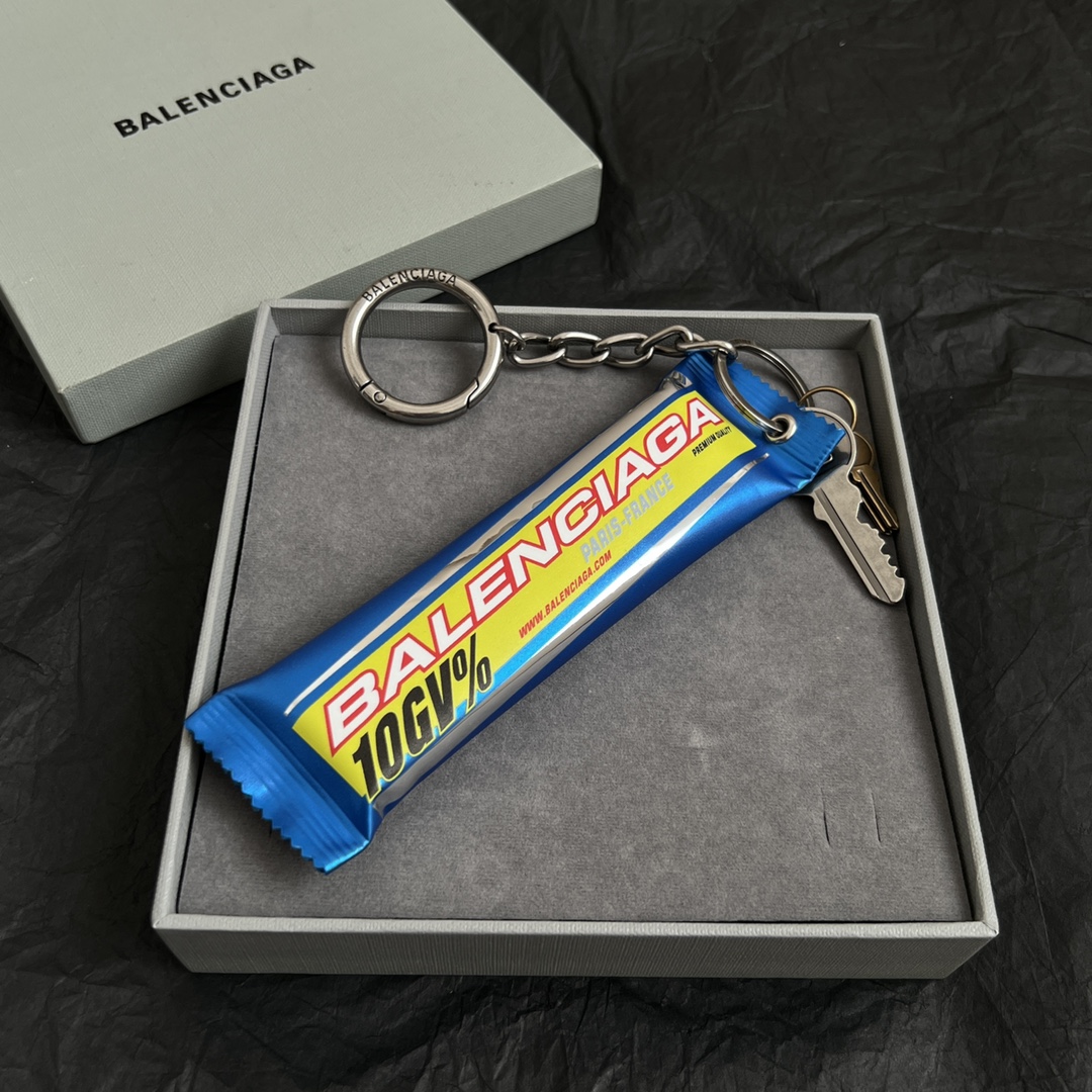 【】巴黎世家  Balenciaga 钥匙扣 配饰真皮薯片包 大牌金质感饱满 ，搭配衣服超好看 ！！