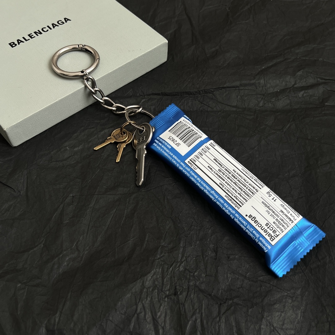 【】巴黎世家  Balenciaga 钥匙扣 配饰真皮薯片包 大牌金质感饱满 ，搭配衣服超好看 ！！