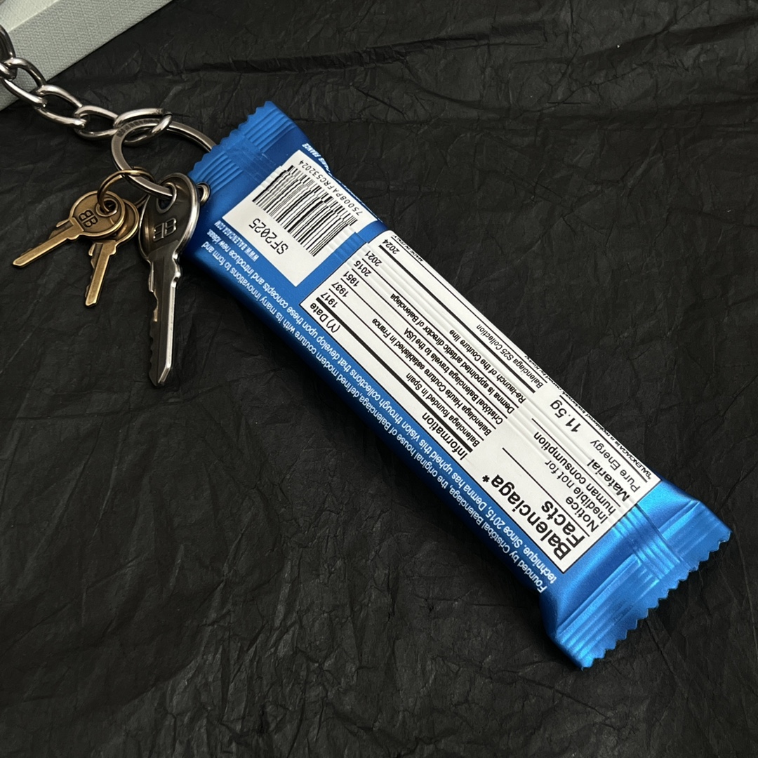 【】巴黎世家  Balenciaga 钥匙扣 配饰真皮薯片包 大牌金质感饱满 ，搭配衣服超好看 ！！