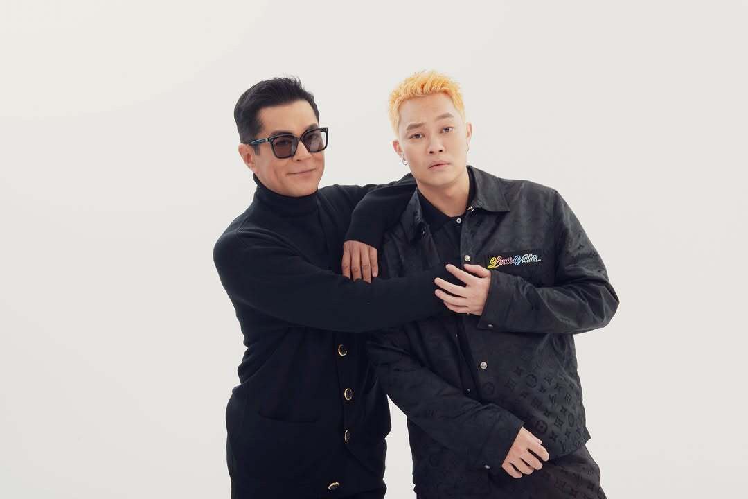 。LOUIS VUITTON 波纹提花夹克式衬衫
定制桑棉天然柔织清韵料 质感上乘 舒适贴肤 以深邃黑色