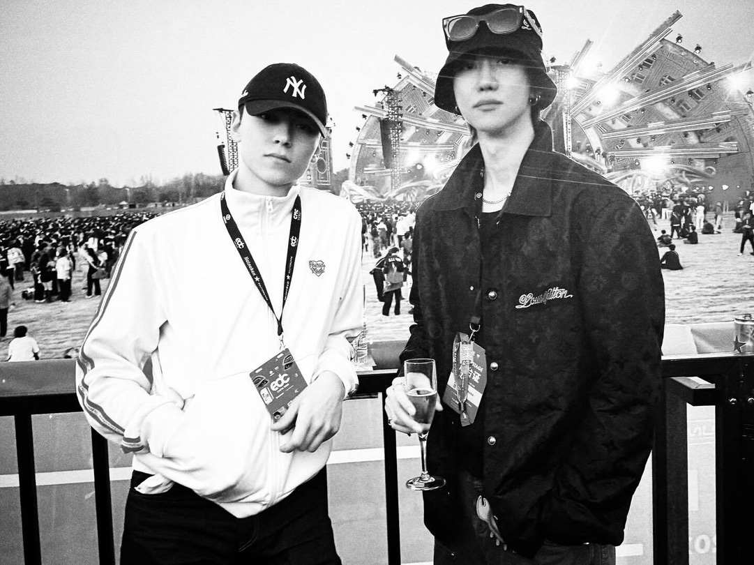 。LOUIS VUITTON 波纹提花夹克式衬衫
定制桑棉天然柔织清韵料 质感上乘 舒适贴肤 以深邃黑色