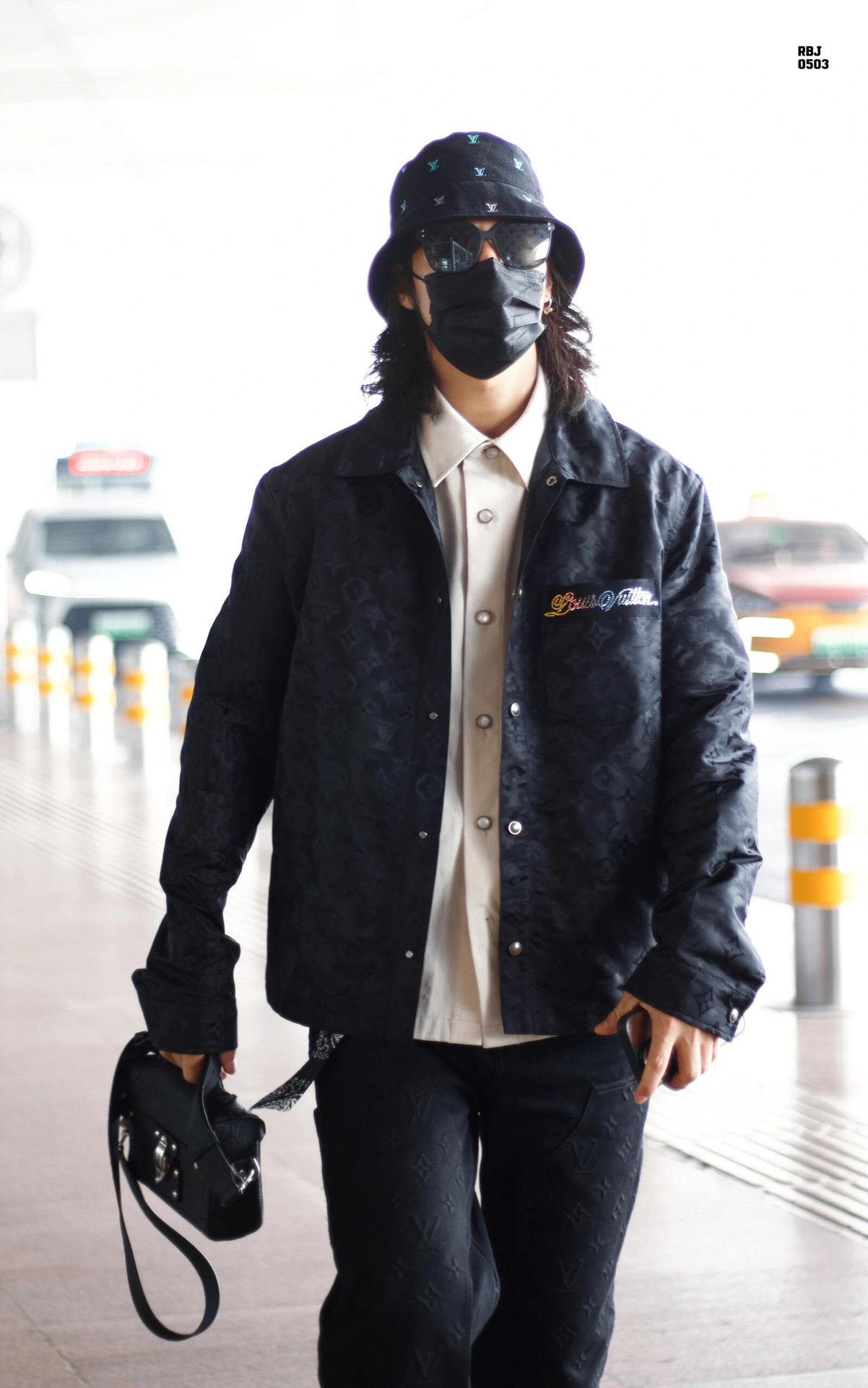 。LOUIS VUITTON 波纹提花夹克式衬衫
定制桑棉天然柔织清韵料 质感上乘 舒适贴肤 以深邃黑色