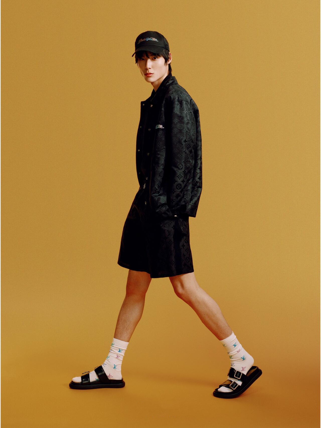 。LOUIS VUITTON 波纹提花夹克式衬衫
定制桑棉天然柔织清韵料 质感上乘 舒适贴肤 以深邃黑色