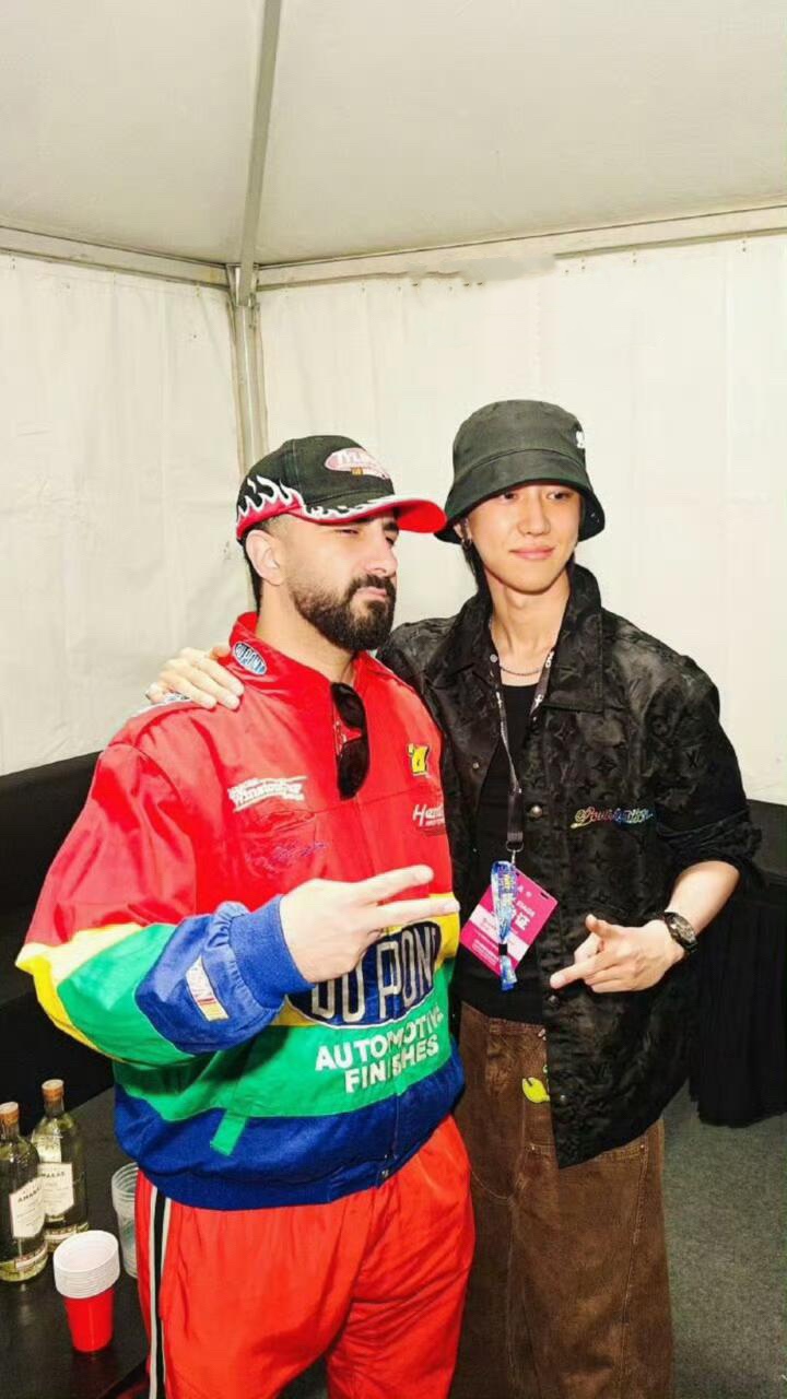 。LOUIS VUITTON 波纹提花夹克式衬衫
定制桑棉天然柔织清韵料 质感上乘 舒适贴肤 以深邃黑色