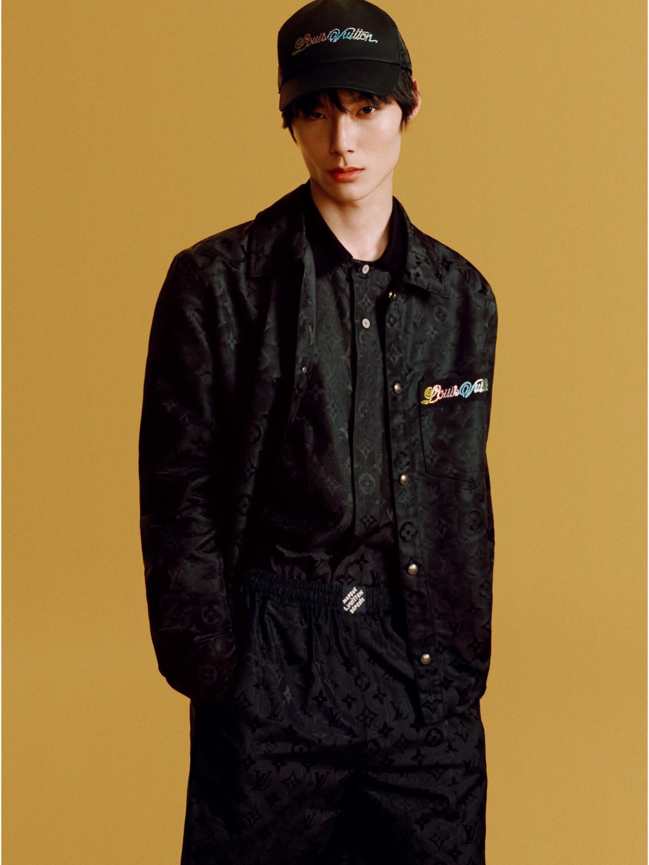 。LOUIS VUITTON 波纹提花夹克式衬衫
定制桑棉天然柔织清韵料 质感上乘 舒适贴肤 以深邃黑色