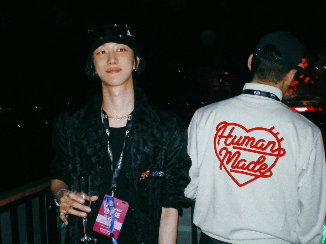 。LOUIS VUITTON 波纹提花夹克式衬衫
定制桑棉天然柔织清韵料 质感上乘 舒适贴肤 以深邃黑色