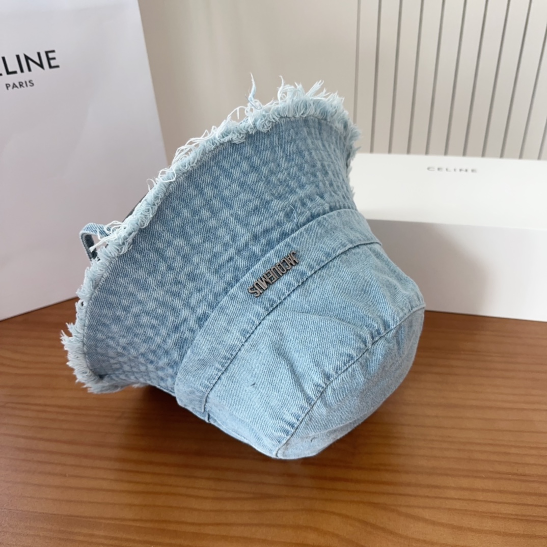 


jacquemu*潮酷渔夫帽来啦😎🔅
休闲潮酷风，超经典百搭单品💯
出门凹造型的点亮搭配🤩
重要的