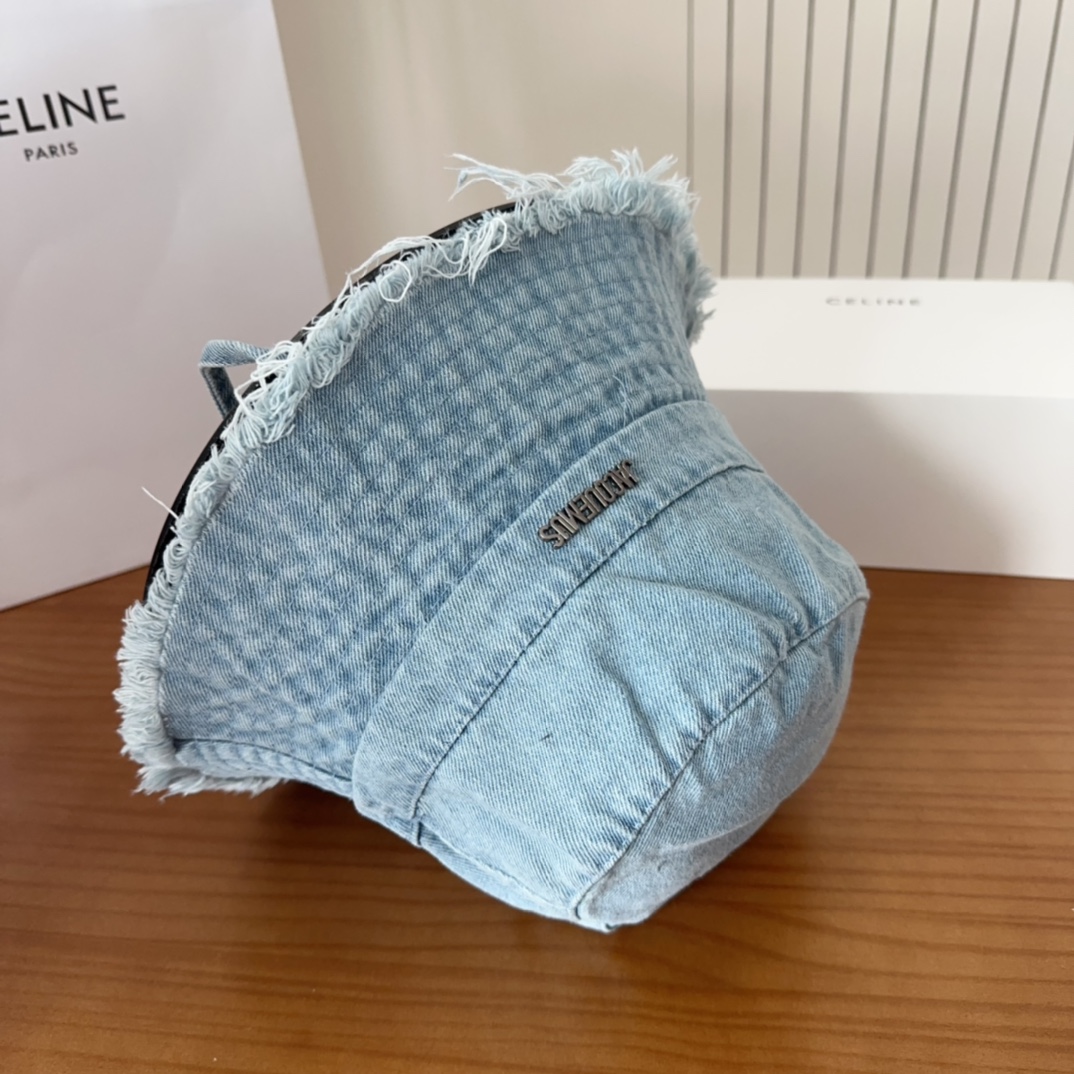 


jacquemu*潮酷渔夫帽来啦😎🔅
休闲潮酷风，超经典百搭单品💯
出门凹造型的点亮搭配🤩
重要的