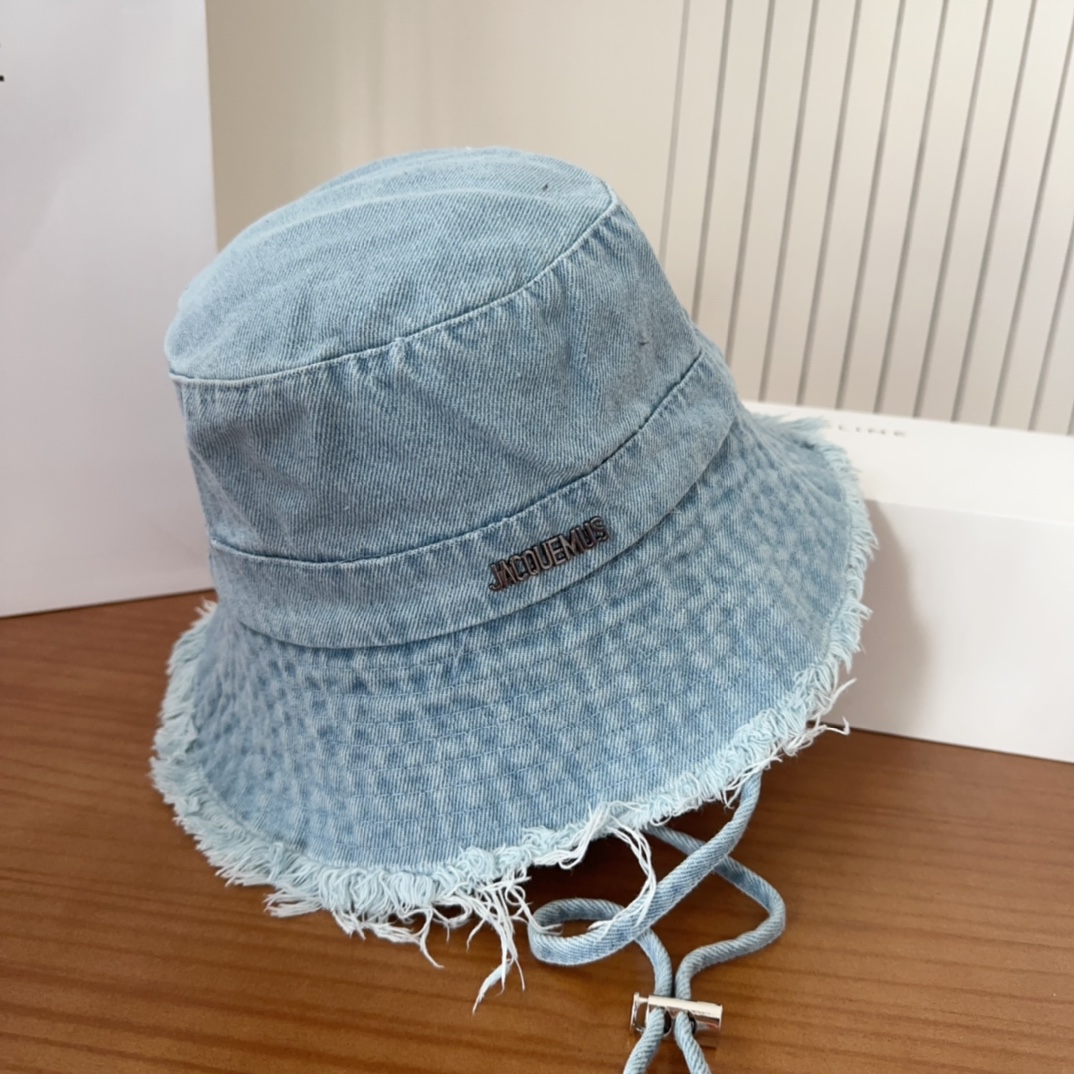 


jacquemu*潮酷渔夫帽来啦😎🔅
休闲潮酷风，超经典百搭单品💯
出门凹造型的点亮搭配🤩
重要的