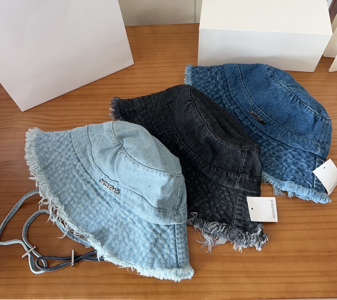 


jacquemu*潮酷渔夫帽来啦😎🔅
休闲潮酷风，超经典百搭单品💯
出门凹造型的点亮搭配🤩
重要的