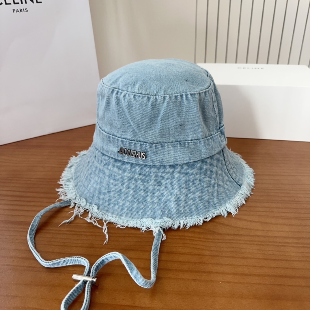 


jacquemu*潮酷渔夫帽来啦😎🔅
休闲潮酷风，超经典百搭单品💯
出门凹造型的点亮搭配🤩
重要的