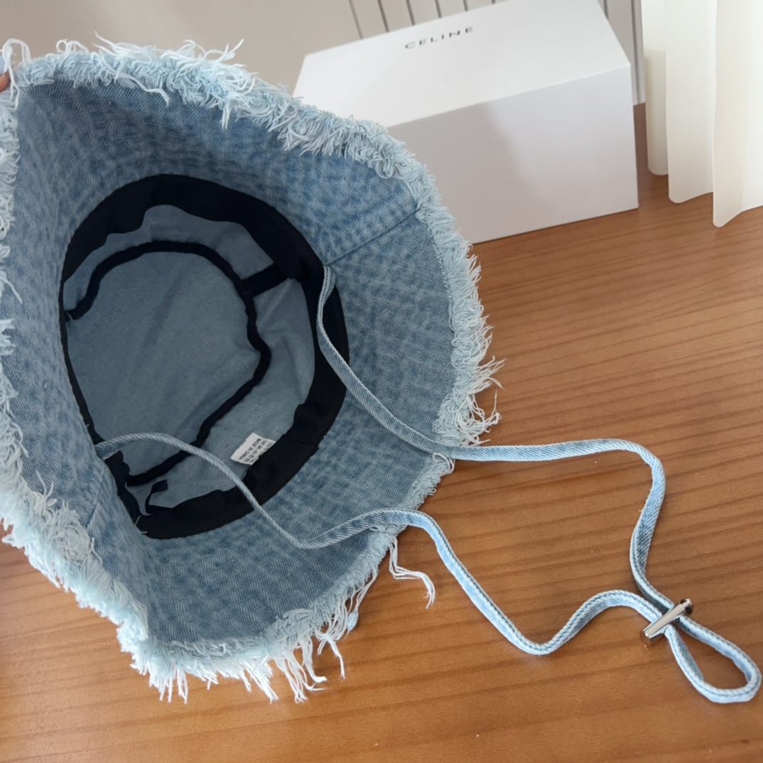 


jacquemu*潮酷渔夫帽来啦😎🔅
休闲潮酷风，超经典百搭单品💯
出门凹造型的点亮搭配🤩
重要的