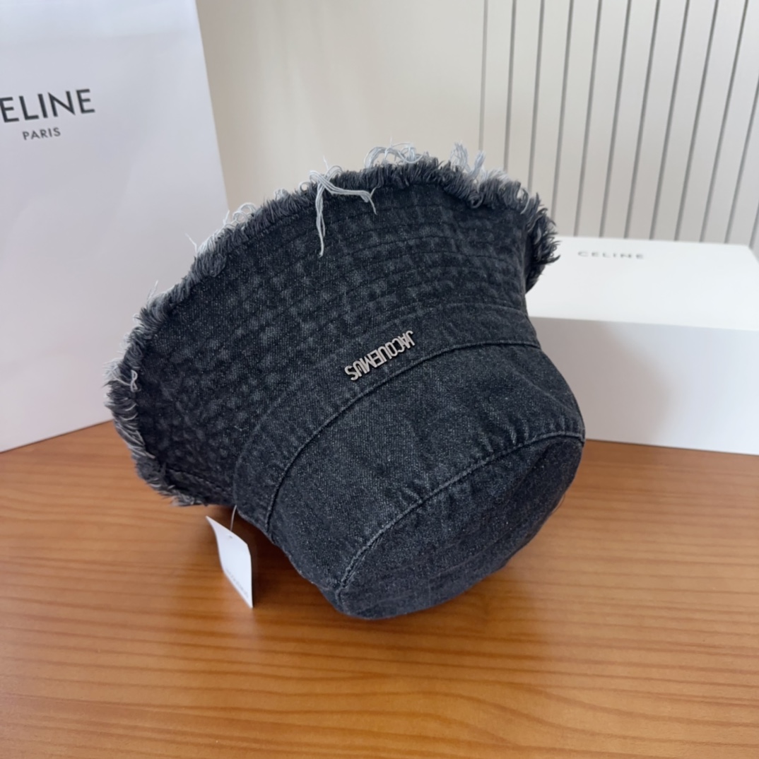 


jacquemu*潮酷渔夫帽来啦😎🔅
休闲潮酷风，超经典百搭单品💯
出门凹造型的点亮搭配🤩
重要的