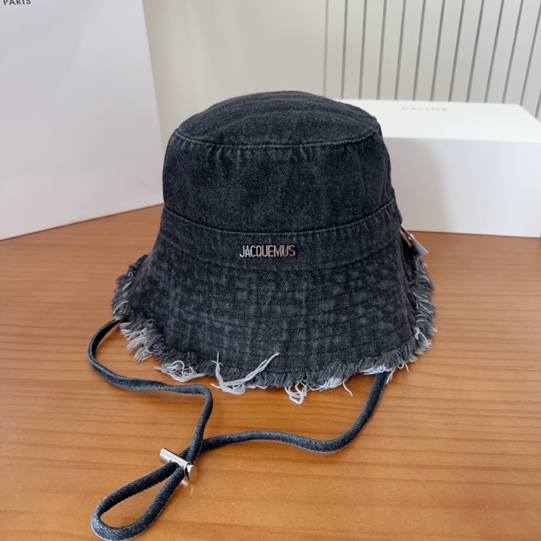 


jacquemu*潮酷渔夫帽来啦😎🔅
休闲潮酷风，超经典百搭单品💯
出门凹造型的点亮搭配🤩
重要的