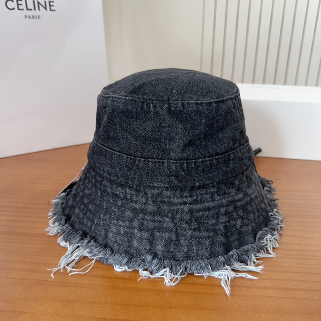 


jacquemu*潮酷渔夫帽来啦😎🔅
休闲潮酷风，超经典百搭单品💯
出门凹造型的点亮搭配🤩
重要的