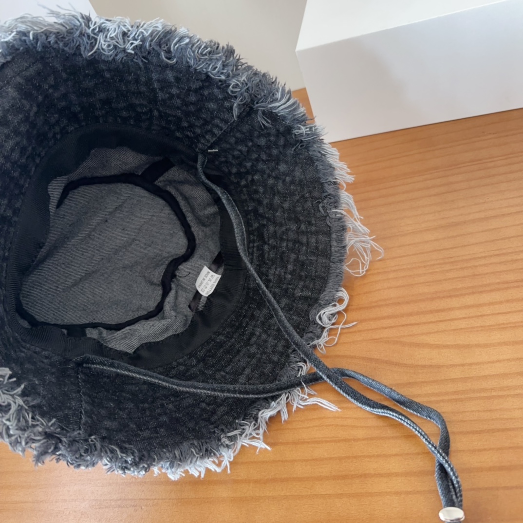 


jacquemu*潮酷渔夫帽来啦😎🔅
休闲潮酷风，超经典百搭单品💯
出门凹造型的点亮搭配🤩
重要的