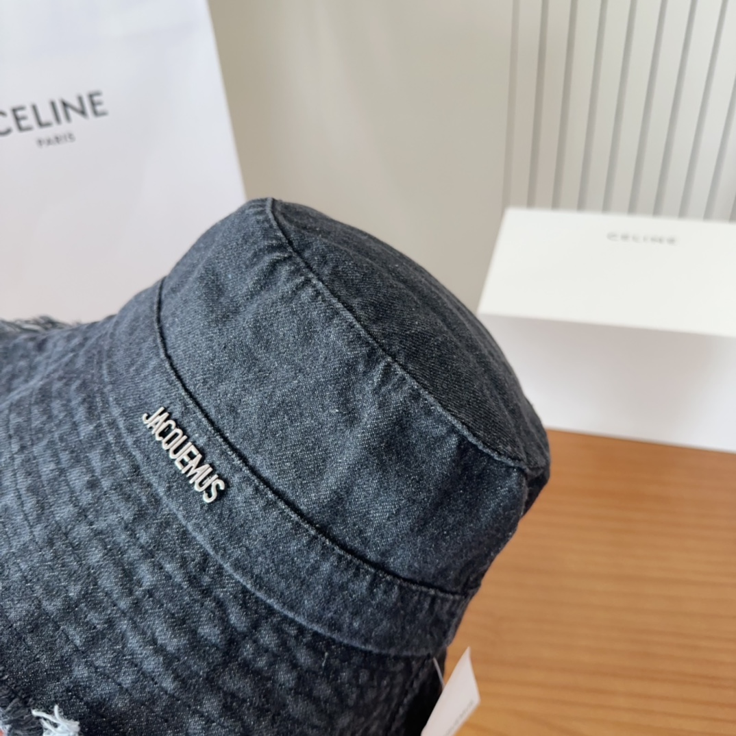 


jacquemu*潮酷渔夫帽来啦😎🔅
休闲潮酷风，超经典百搭单品💯
出门凹造型的点亮搭配🤩
重要的