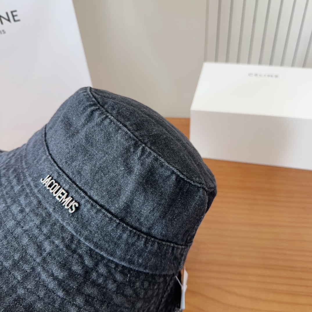 


jacquemu*潮酷渔夫帽来啦😎🔅
休闲潮酷风，超经典百搭单品💯
出门凹造型的点亮搭配🤩
重要的