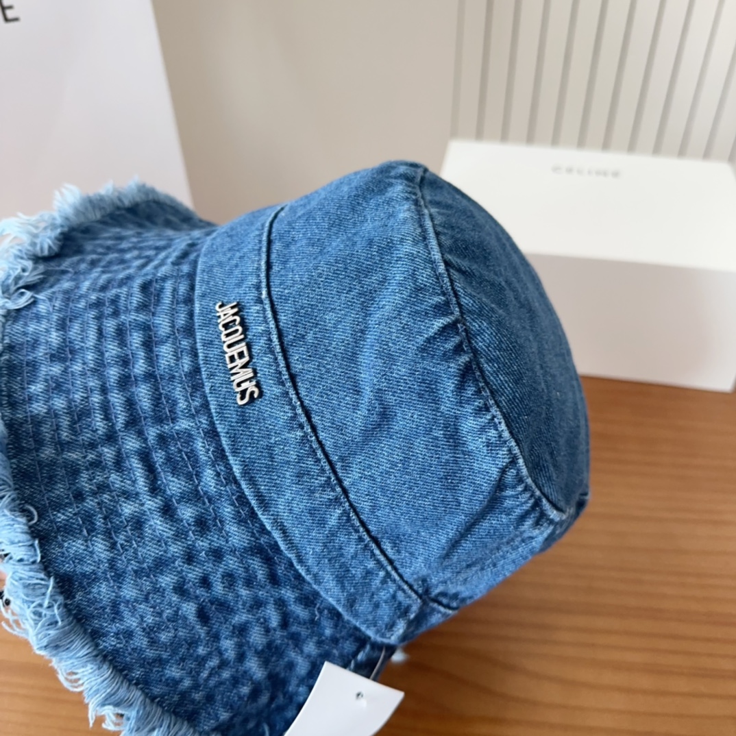 


jacquemu*潮酷渔夫帽来啦😎🔅
休闲潮酷风，超经典百搭单品💯
出门凹造型的点亮搭配🤩
重要的