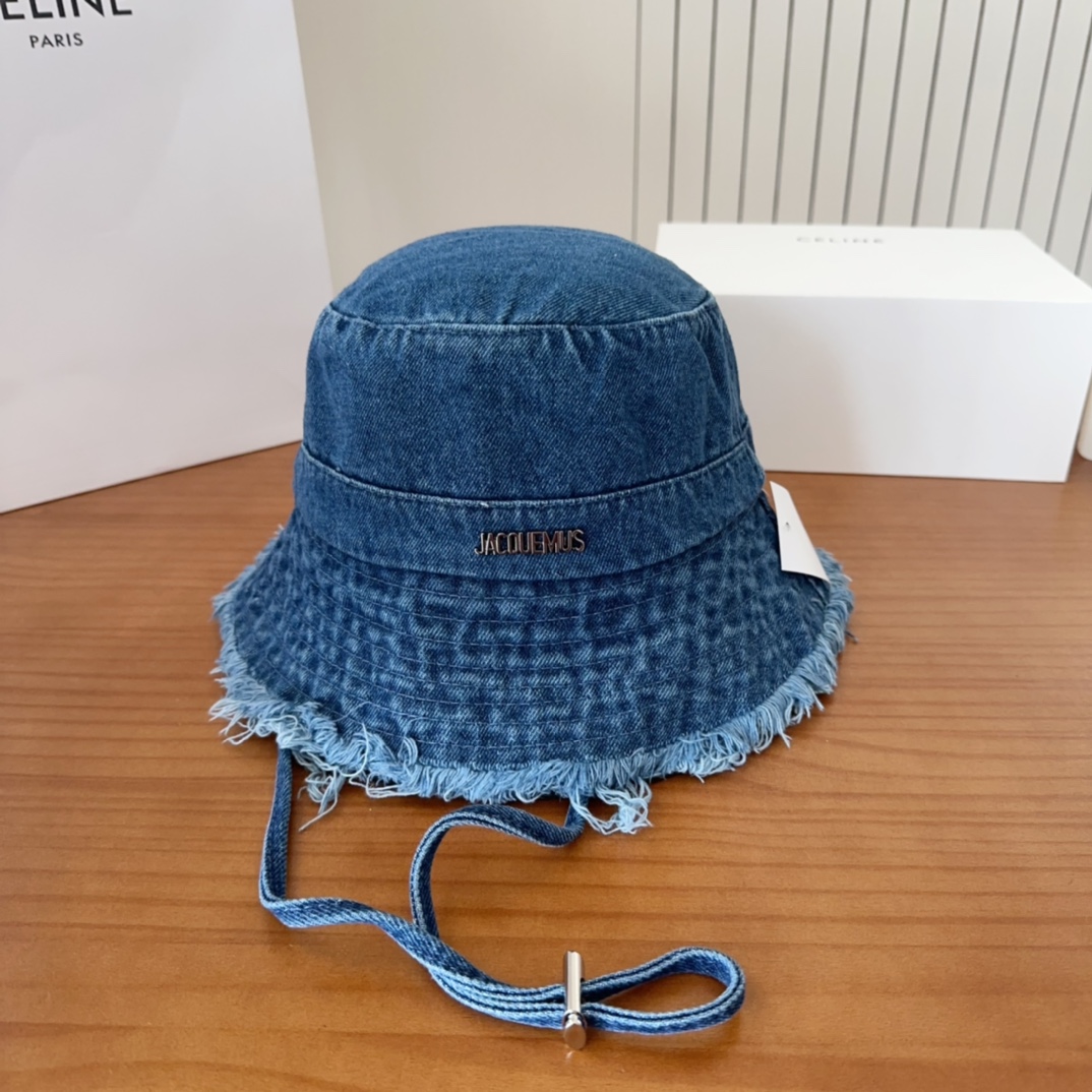 


jacquemu*潮酷渔夫帽来啦😎🔅
休闲潮酷风，超经典百搭单品💯
出门凹造型的点亮搭配🤩
重要的