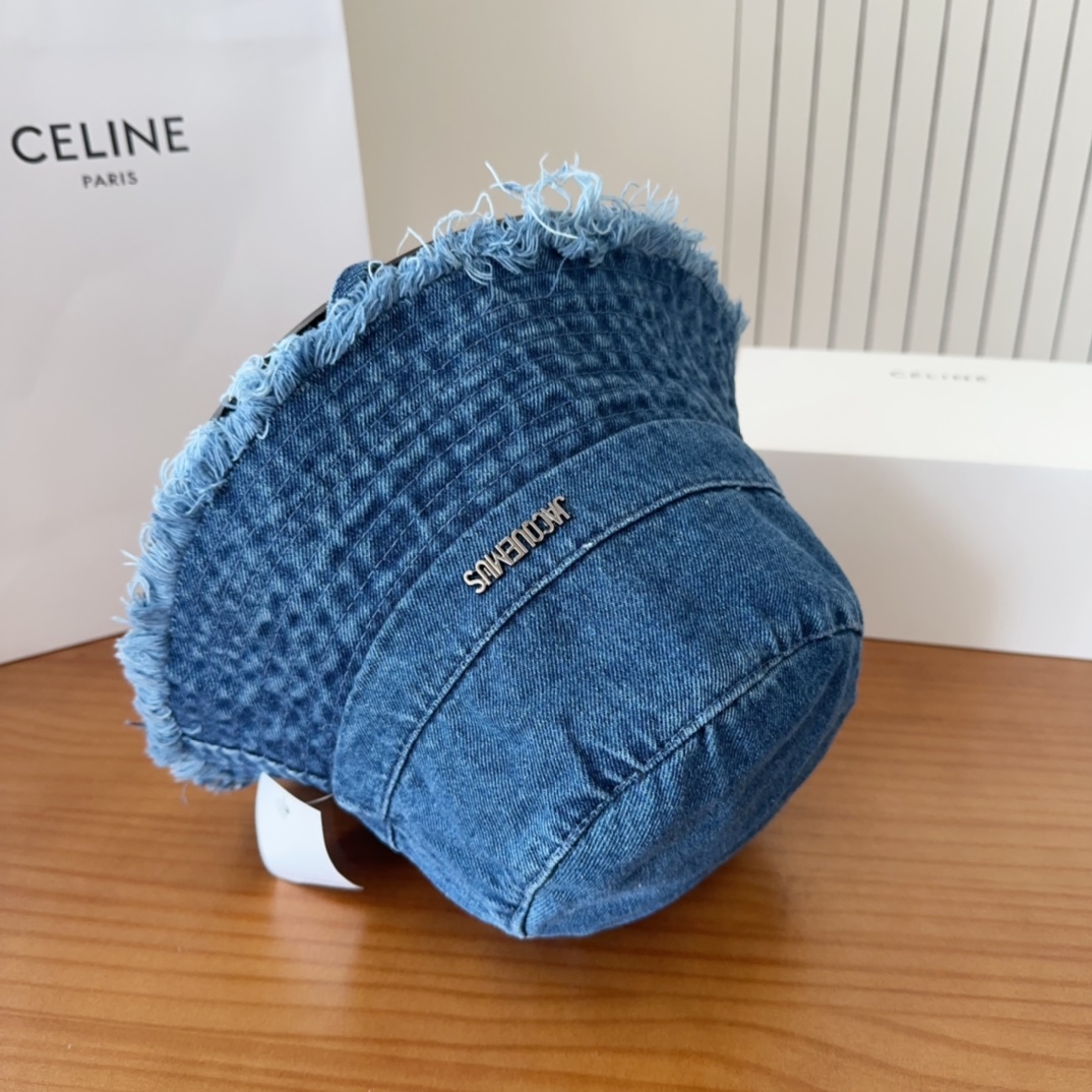 


jacquemu*潮酷渔夫帽来啦😎🔅
休闲潮酷风，超经典百搭单品💯
出门凹造型的点亮搭配🤩
重要的