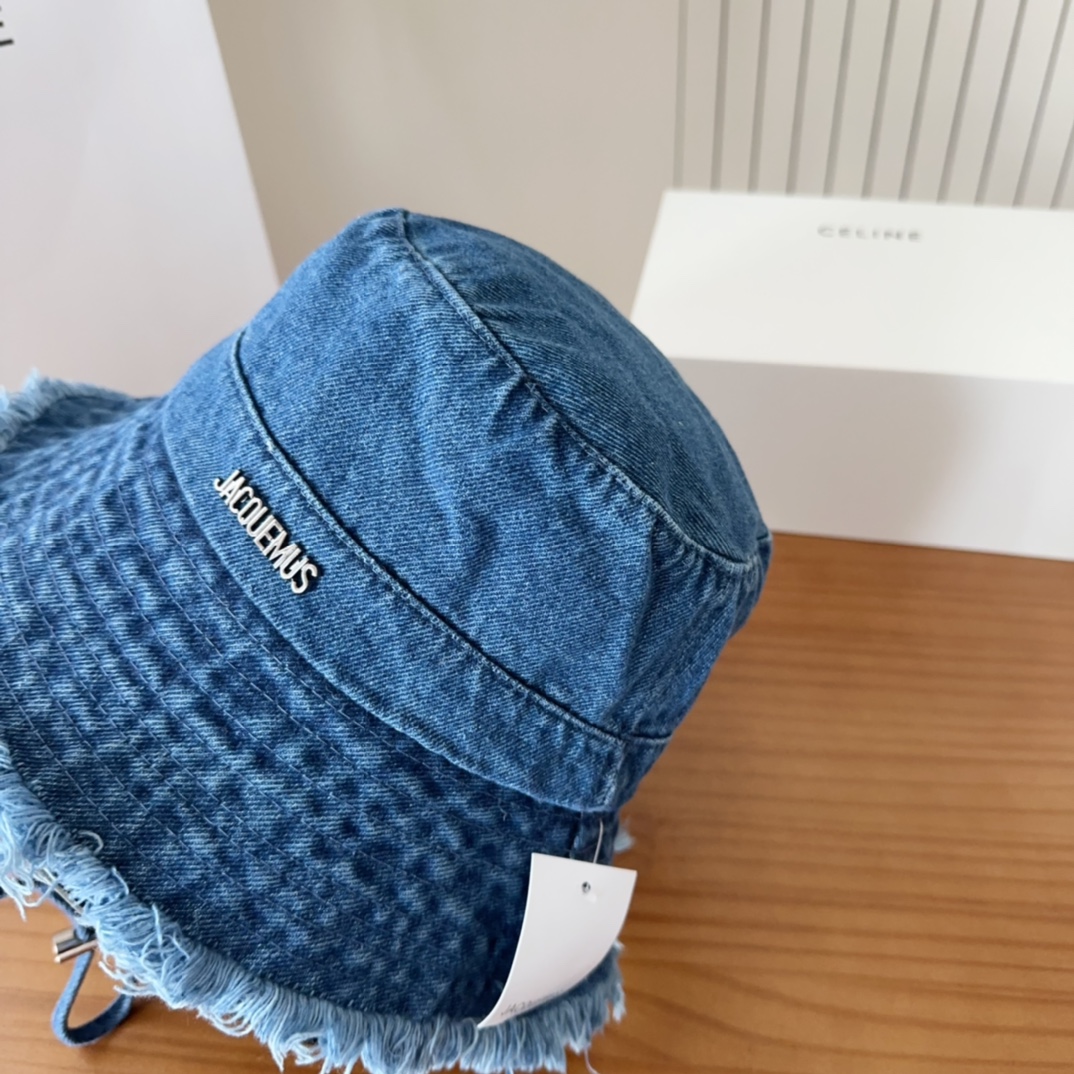 


jacquemu*潮酷渔夫帽来啦😎🔅
休闲潮酷风，超经典百搭单品💯
出门凹造型的点亮搭配🤩
重要的