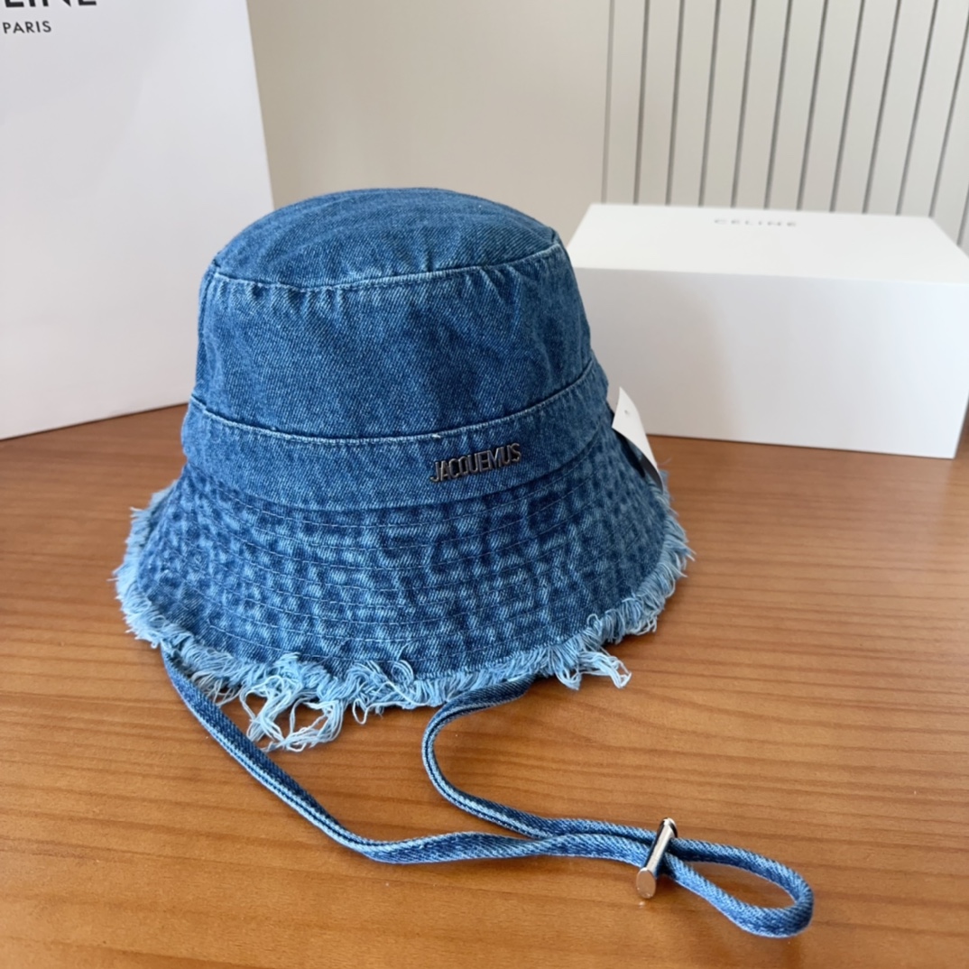 


jacquemu*潮酷渔夫帽来啦😎🔅
休闲潮酷风，超经典百搭单品💯
出门凹造型的点亮搭配🤩
重要的