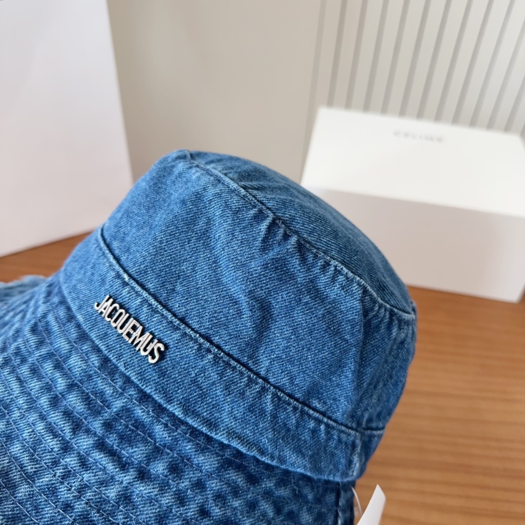 


jacquemu*潮酷渔夫帽来啦😎🔅
休闲潮酷风，超经典百搭单品💯
出门凹造型的点亮搭配🤩
重要的