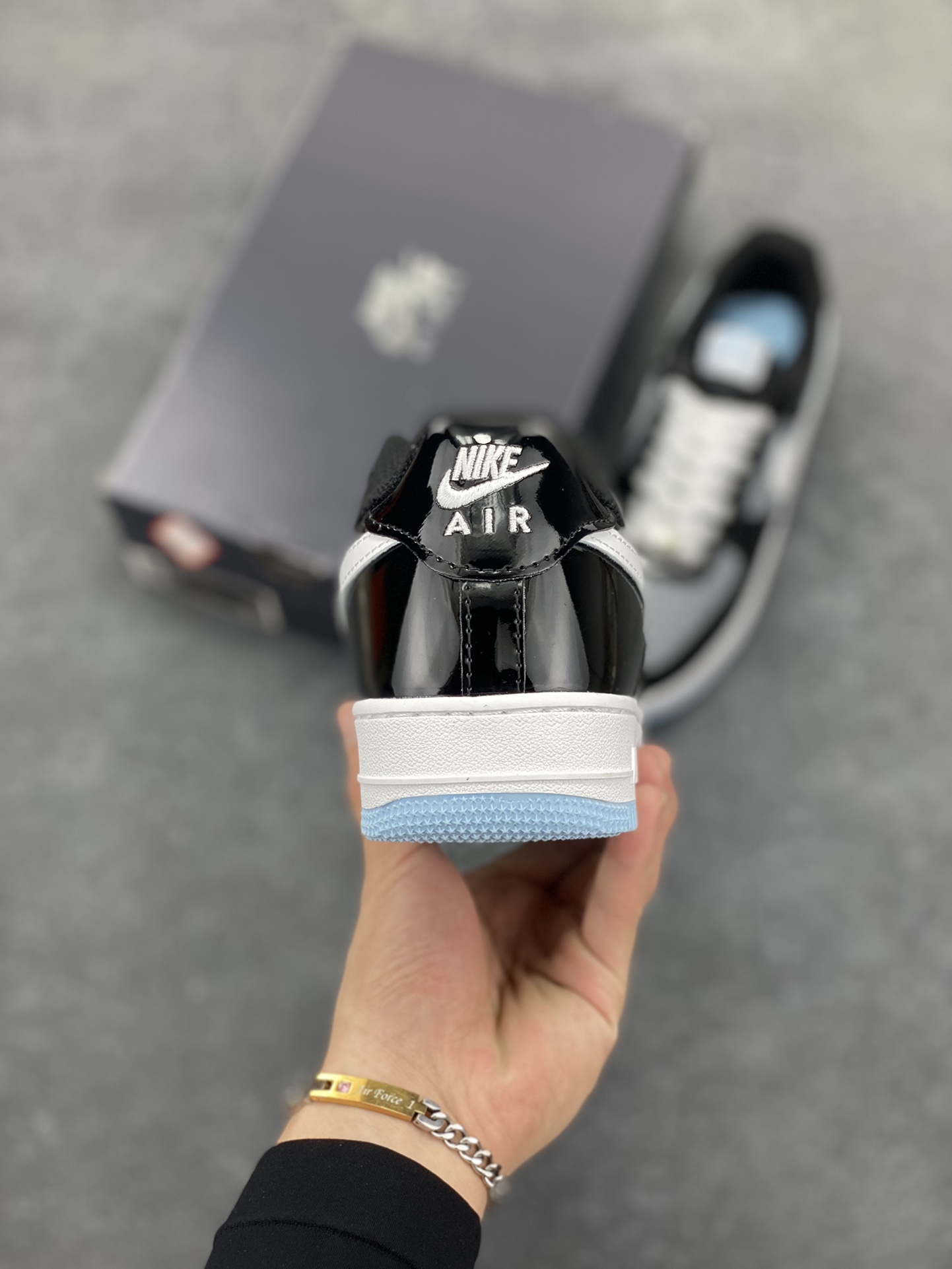 图片[4]-Nike Air Force 1 Low 空军一号低帮百搭休闲运动板鞋。柔软、弹性十足的缓震性能和出色的中底设计，横跨复古与现代的外型结合，造就出风靡全球三十多年的Force 1，直到今天还深受青睐。 货号：IB7676-001 尺码：36 36.5 37.5 38 38.5 39 40 40.5 41 42 42.5 43 44 44.5 45-选品中心