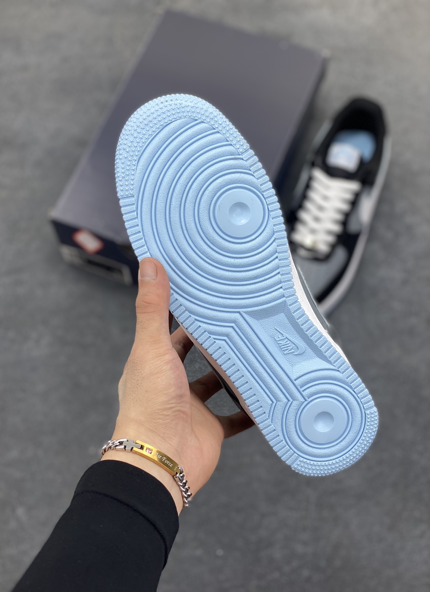 图片[5]-Nike Air Force 1 Low 空军一号低帮百搭休闲运动板鞋。柔软、弹性十足的缓震性能和出色的中底设计，横跨复古与现代的外型结合，造就出风靡全球三十多年的Force 1，直到今天还深受青睐。 货号：IB7676-001 尺码：36 36.5 37.5 38 38.5 39 40 40.5 41 42 42.5 43 44 44.5 45-选品中心