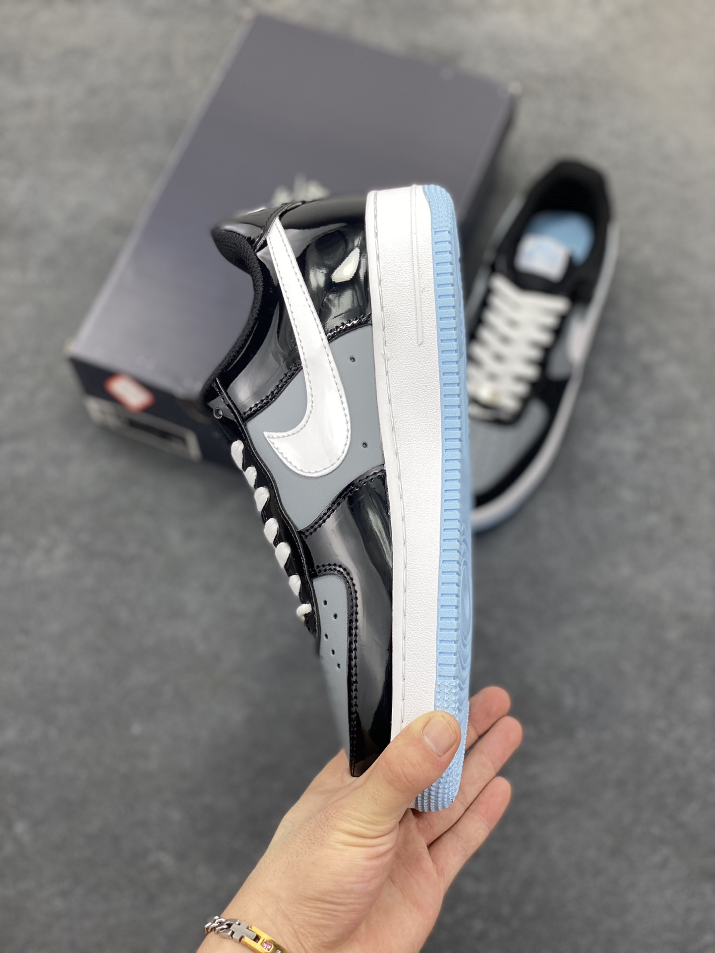 图片[3]-Nike Air Force 1 Low 空军一号低帮百搭休闲运动板鞋。柔软、弹性十足的缓震性能和出色的中底设计，横跨复古与现代的外型结合，造就出风靡全球三十多年的Force 1，直到今天还深受青睐。 货号：IB7676-001 尺码：36 36.5 37.5 38 38.5 39 40 40.5 41 42 42.5 43 44 44.5 45-选品中心