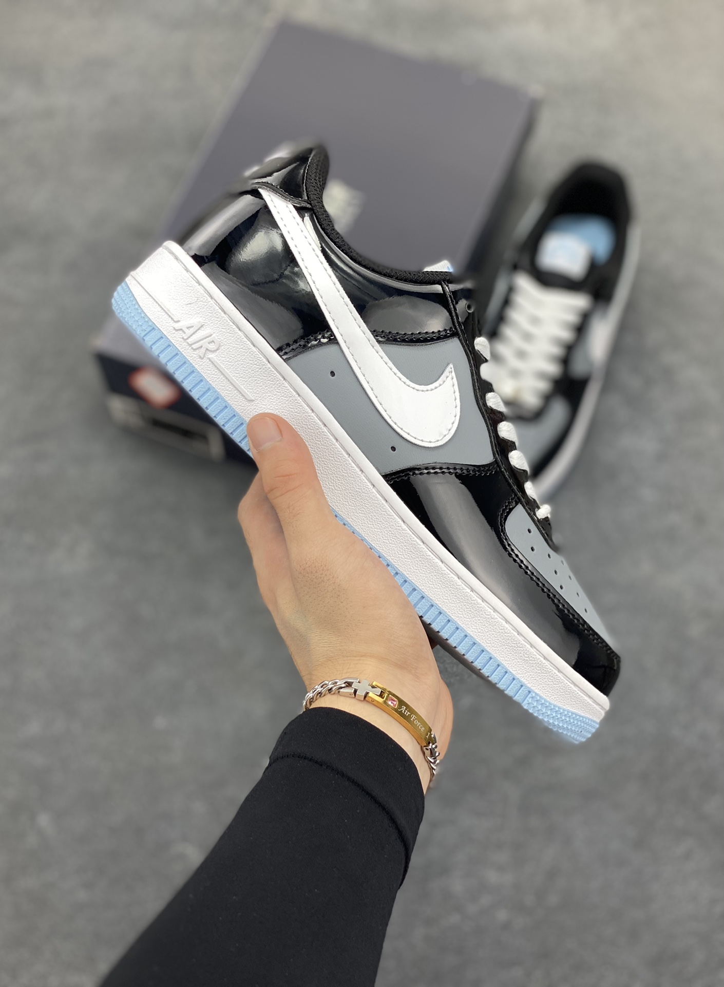 Nike Air Force 1 Low 空军一号低帮百搭休闲运动板鞋。柔软、弹性十足的缓震性能和出色的中底设计,横跨复古与现代的外型结合,造就出风靡全球三十多年的Force 1,直到今天还深受青睐。 货号:IB7676-001 尺码:36 36.5 37.5 38 38.5 39 40 40.5 41 42 42.5 43 44 44.5 45-选品中心