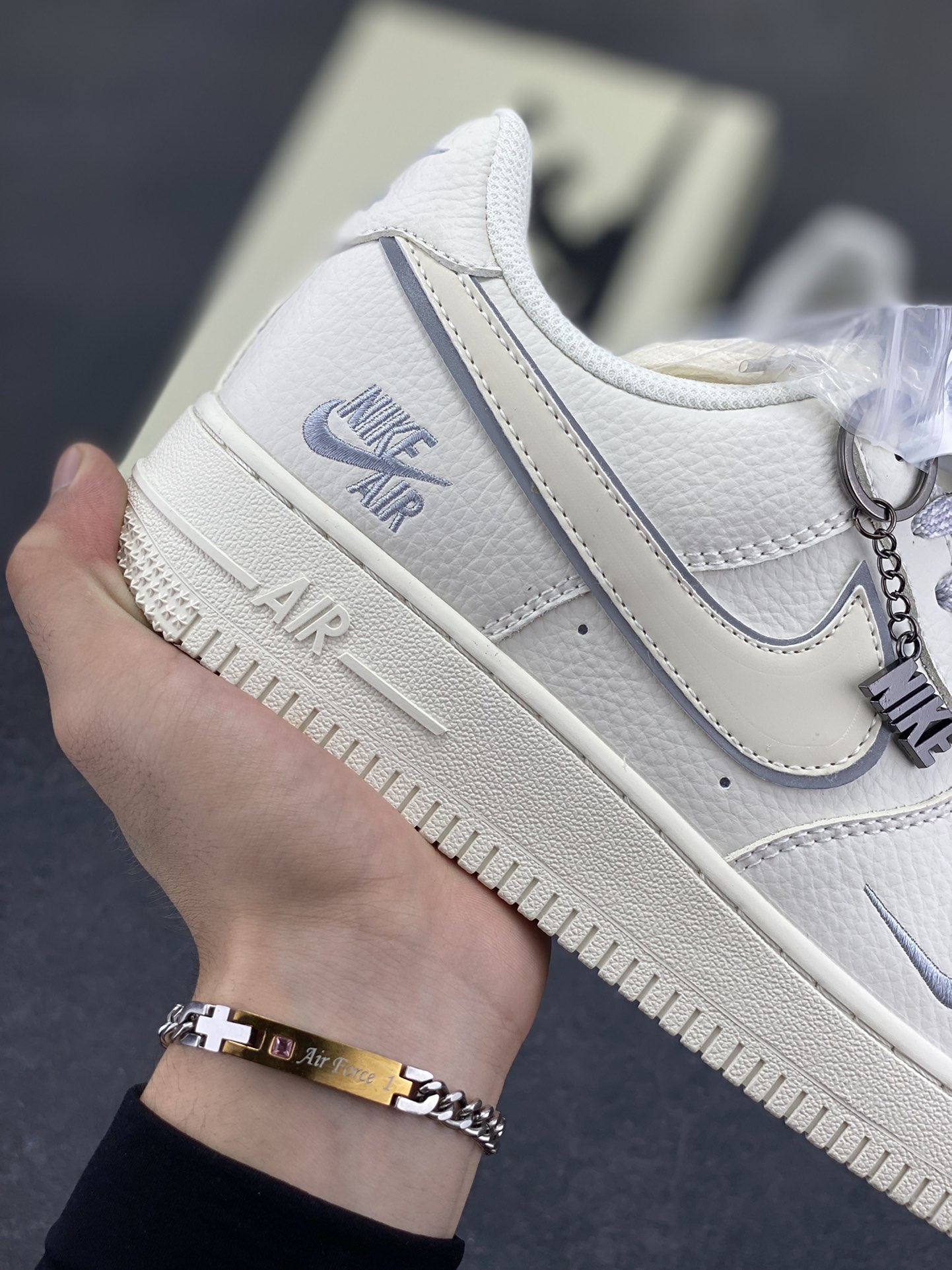 图片[6]-NIke Air Force 1 \’07 Low “NIKE联名——米灰边”空军一号 低帮 运动鞋 休闲鞋 折边针车 工艺难度大 原楦头原纸板 原装鞋盒 定制五金配件 内置全掌气垫 原厂鞋底 货号：CS5288-033 尺码：36 36.5 37.5 38 38.5 39 40 40.5 41 42 42.5 43 44 44.5 45-选品中心