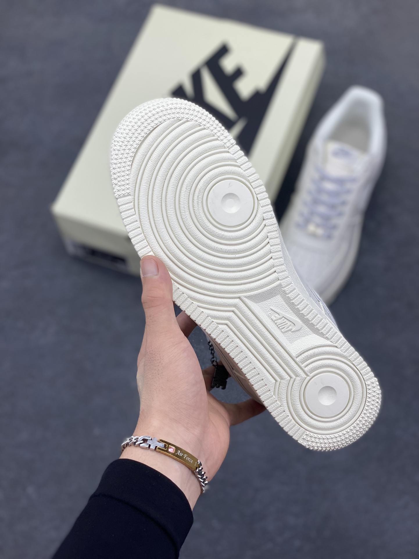 图片[5]-NIke Air Force 1 \’07 Low “NIKE联名——米灰边”空军一号 低帮 运动鞋 休闲鞋 折边针车 工艺难度大 原楦头原纸板 原装鞋盒 定制五金配件 内置全掌气垫 原厂鞋底 货号：CS5288-033 尺码：36 36.5 37.5 38 38.5 39 40 40.5 41 42 42.5 43 44 44.5 45-选品中心