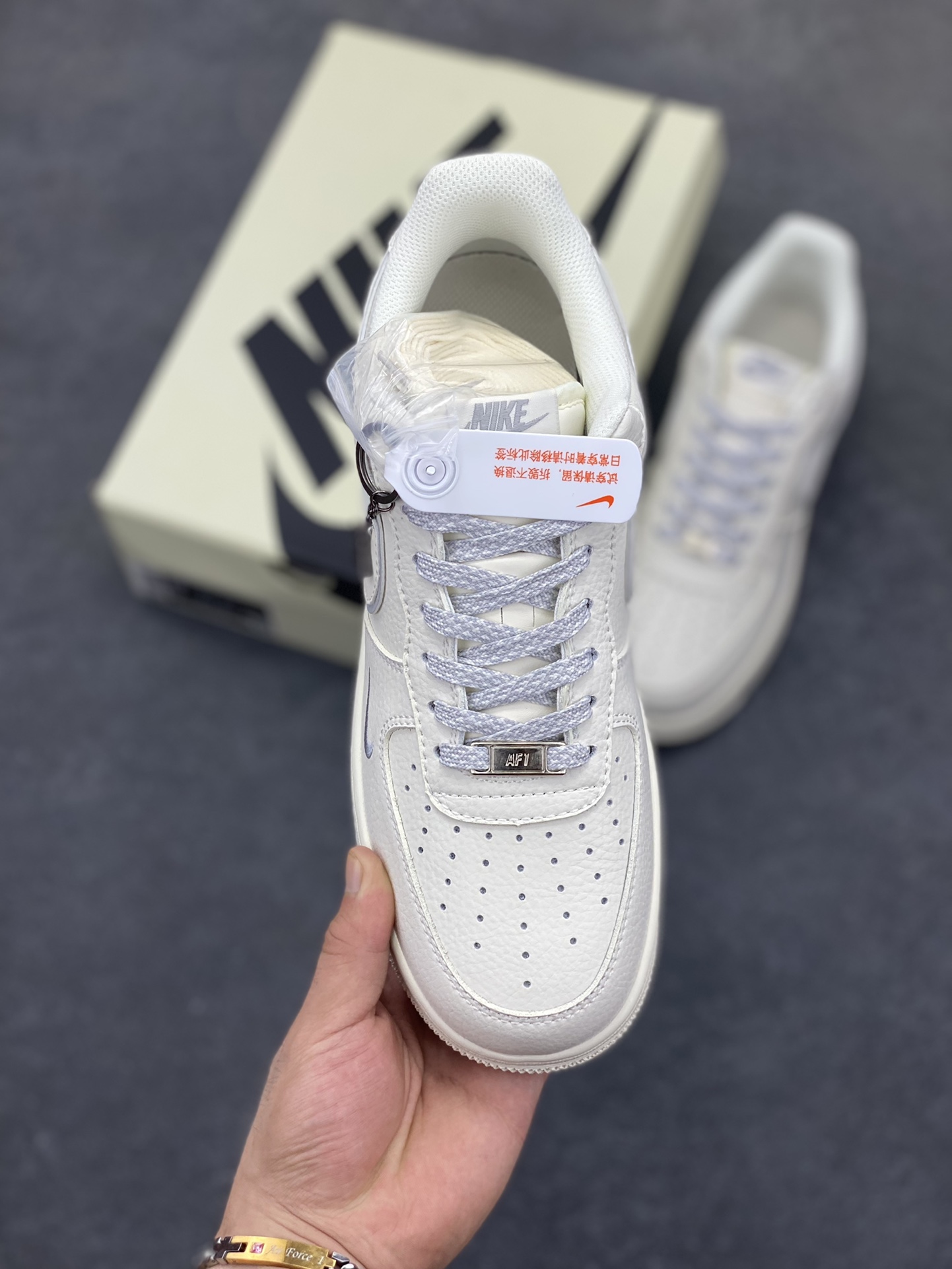 图片[2]-NIke Air Force 1 \’07 Low “NIKE联名——米灰边”空军一号 低帮 运动鞋 休闲鞋 折边针车 工艺难度大 原楦头原纸板 原装鞋盒 定制五金配件 内置全掌气垫 原厂鞋底 货号：CS5288-033 尺码：36 36.5 37.5 38 38.5 39 40 40.5 41 42 42.5 43 44 44.5 45-选品中心