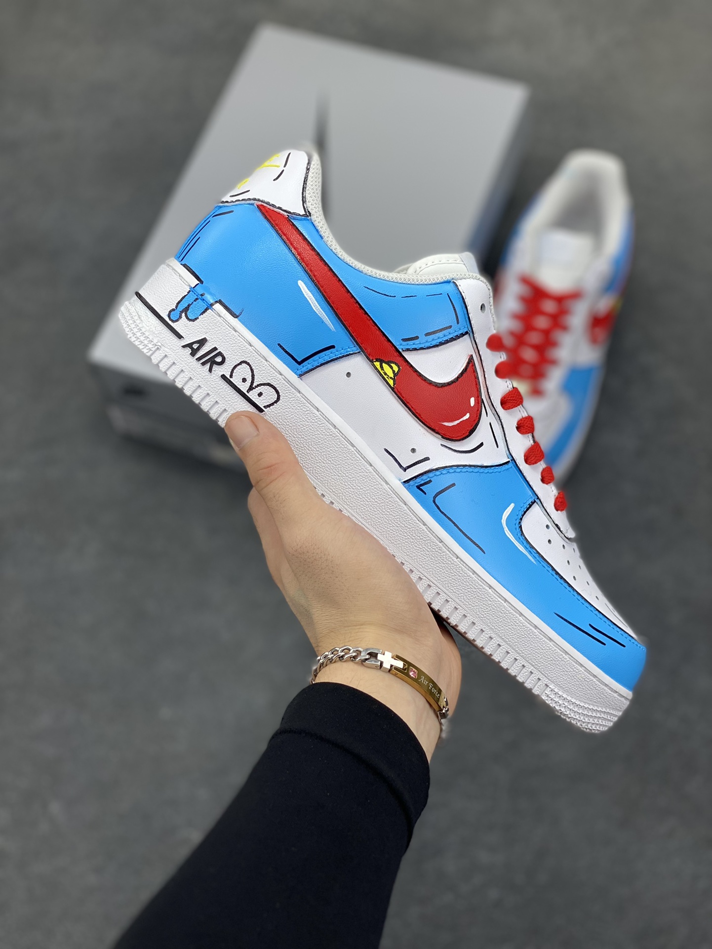 【定制球鞋】 纯手工绘画Nike Air Force 1 Low 二次元涂鸦风 机器猫元素 蓝白可爱风 低帮 板鞋 男款 蓝红白黑白折边针车 工艺难度大 原楦头原纸板 原装鞋盒 定制五金配件 内置全掌气垫 原厂鞋底 货号：CW2288-111 尺码：36 36.5 37.5 38 38.5 39 40 405. 41 42 42.5 43 44 44.5 45-选品中心