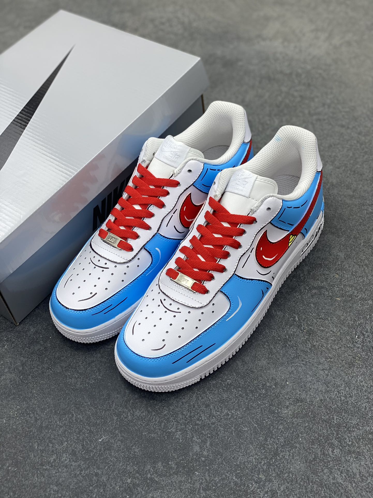 图片[8]-【定制球鞋】 纯手工绘画Nike Air Force 1 Low 二次元涂鸦风 机器猫元素 蓝白可爱风 低帮 板鞋 男款 蓝红白黑白折边针车 工艺难度大 原楦头原纸板 原装鞋盒 定制五金配件 内置全掌气垫 原厂鞋底 货号：CW2288-111 尺码：36 36.5 37.5 38 38.5 39 40 405. 41 42 42.5 43 44 44.5 45-选品中心