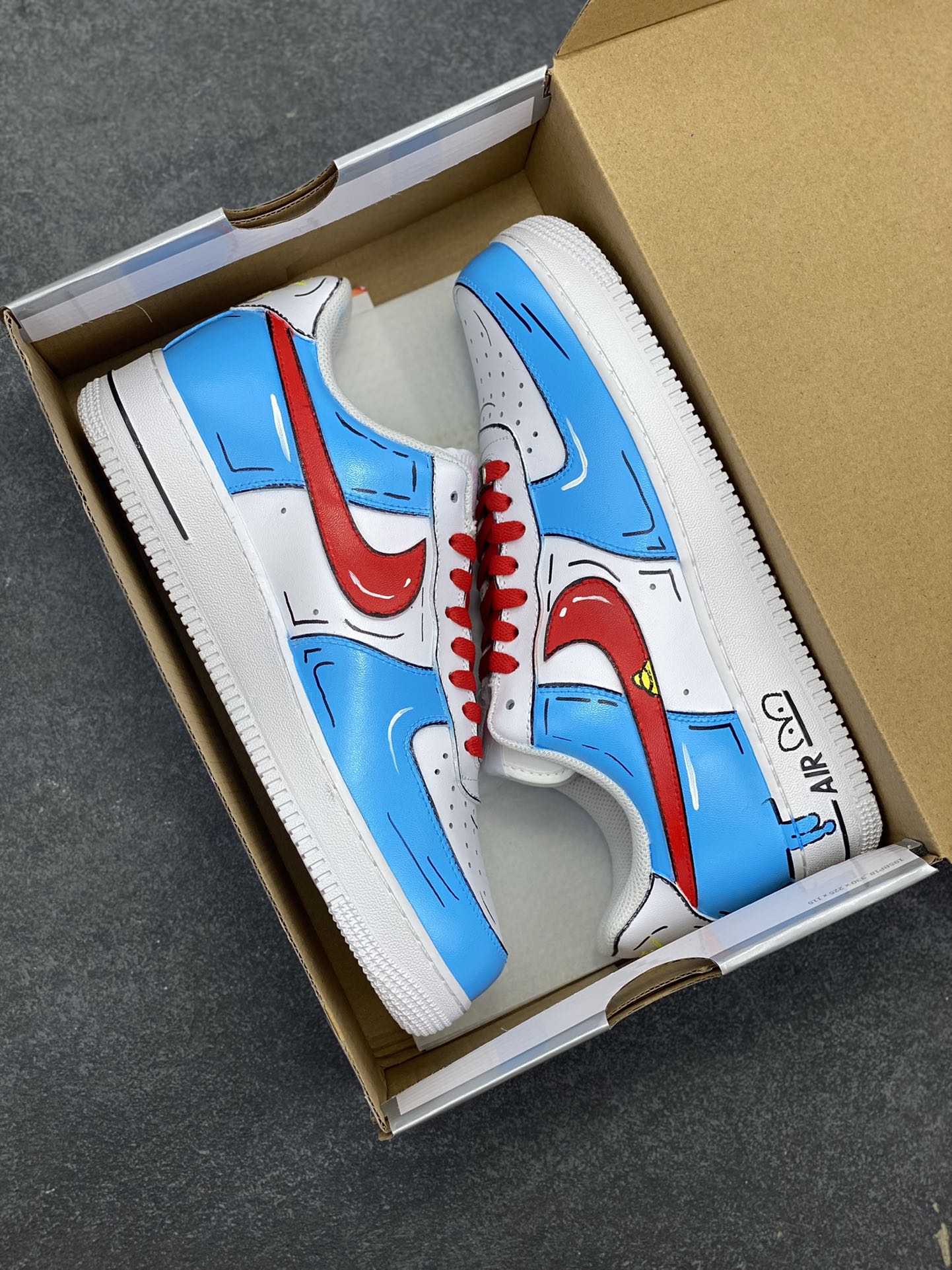 图片[9]-【定制球鞋】 纯手工绘画Nike Air Force 1 Low 二次元涂鸦风 机器猫元素 蓝白可爱风 低帮 板鞋 男款 蓝红白黑白折边针车 工艺难度大 原楦头原纸板 原装鞋盒 定制五金配件 内置全掌气垫 原厂鞋底 货号：CW2288-111 尺码：36 36.5 37.5 38 38.5 39 40 405. 41 42 42.5 43 44 44.5 45-选品中心
