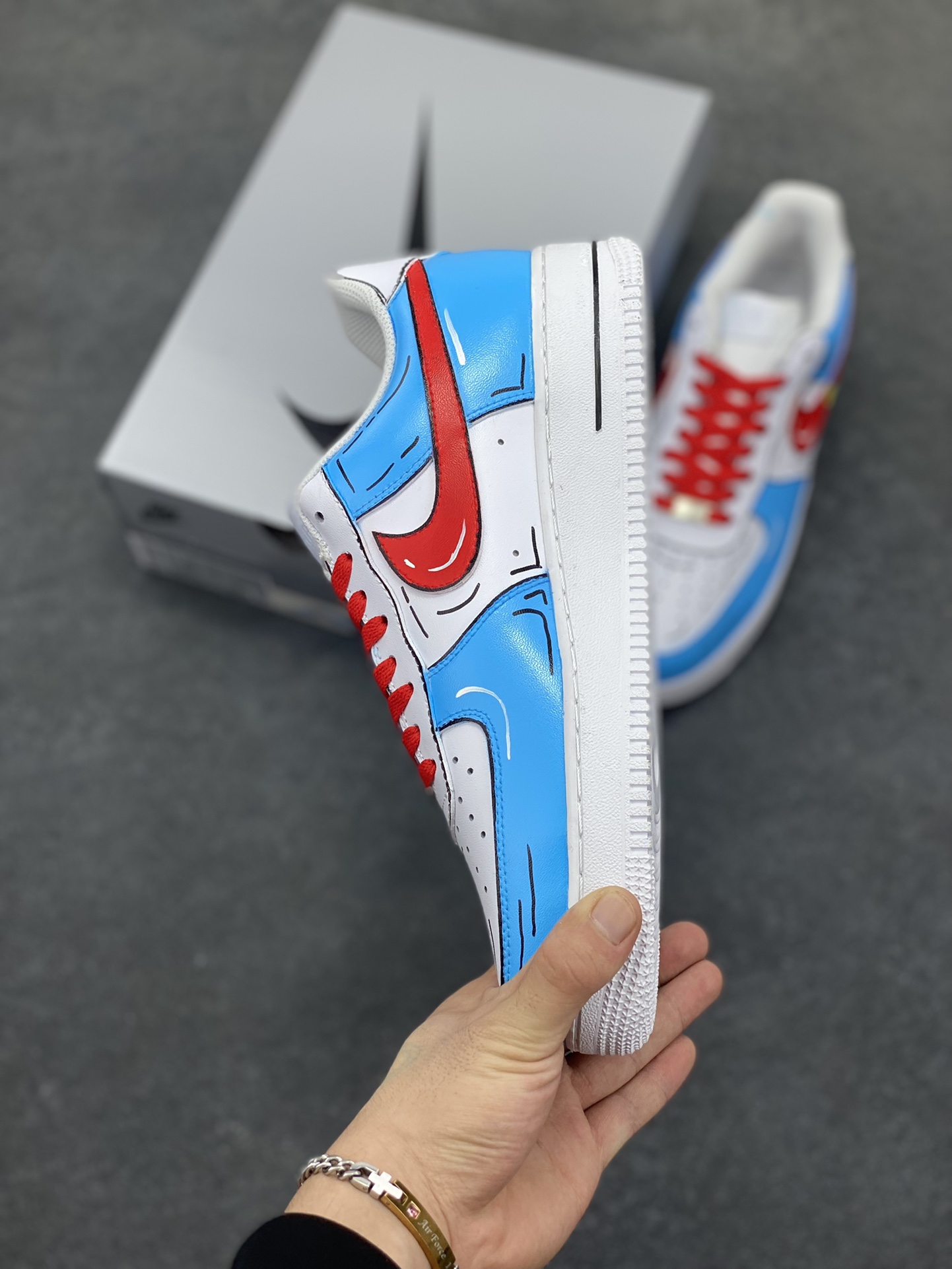 图片[3]-【定制球鞋】 纯手工绘画Nike Air Force 1 Low 二次元涂鸦风 机器猫元素 蓝白可爱风 低帮 板鞋 男款 蓝红白黑白折边针车 工艺难度大 原楦头原纸板 原装鞋盒 定制五金配件 内置全掌气垫 原厂鞋底 货号：CW2288-111 尺码：36 36.5 37.5 38 38.5 39 40 405. 41 42 42.5 43 44 44.5 45-选品中心