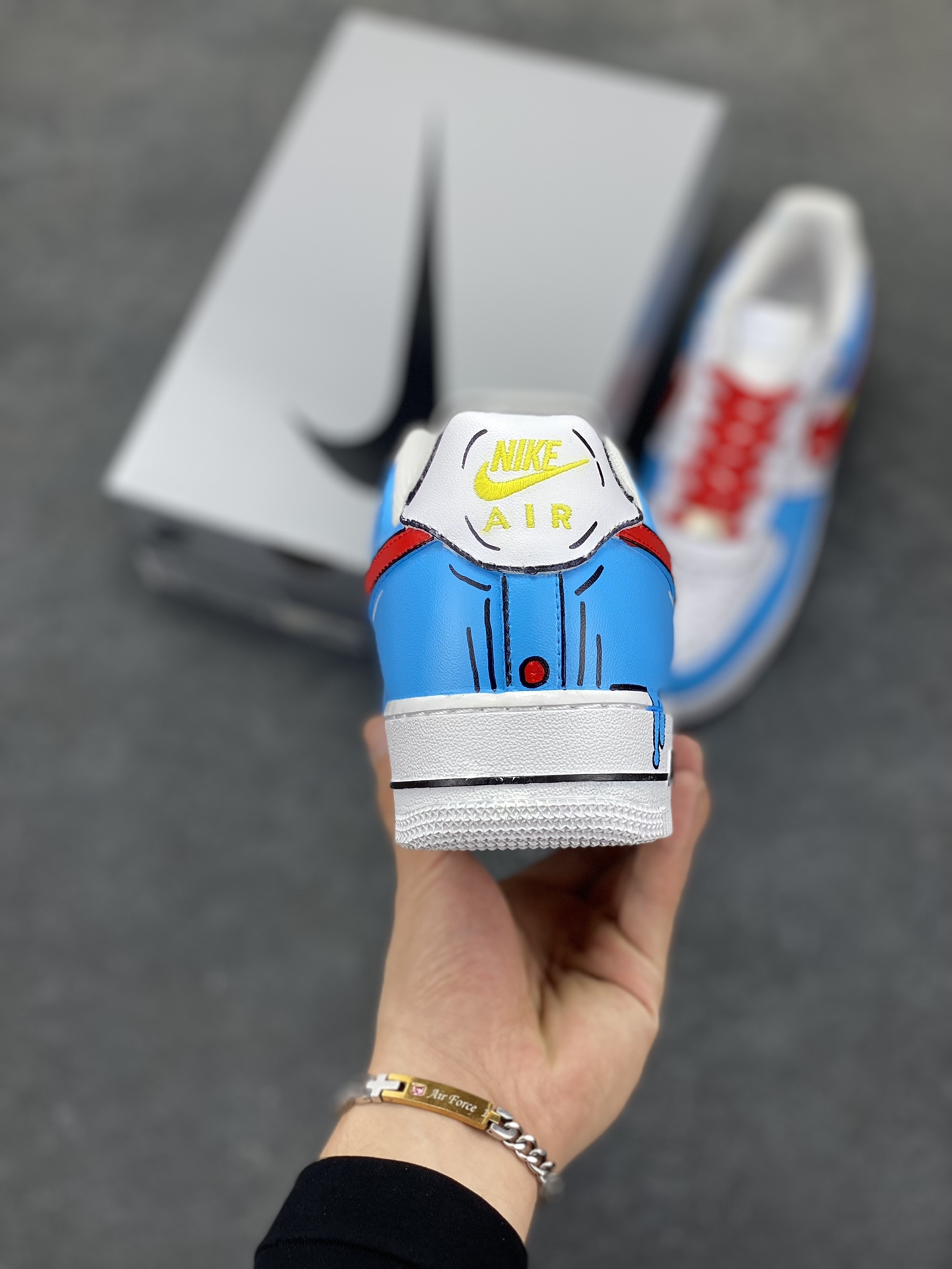 图片[4]-【定制球鞋】 纯手工绘画Nike Air Force 1 Low 二次元涂鸦风 机器猫元素 蓝白可爱风 低帮 板鞋 男款 蓝红白黑白折边针车 工艺难度大 原楦头原纸板 原装鞋盒 定制五金配件 内置全掌气垫 原厂鞋底 货号：CW2288-111 尺码：36 36.5 37.5 38 38.5 39 40 405. 41 42 42.5 43 44 44.5 45-选品中心