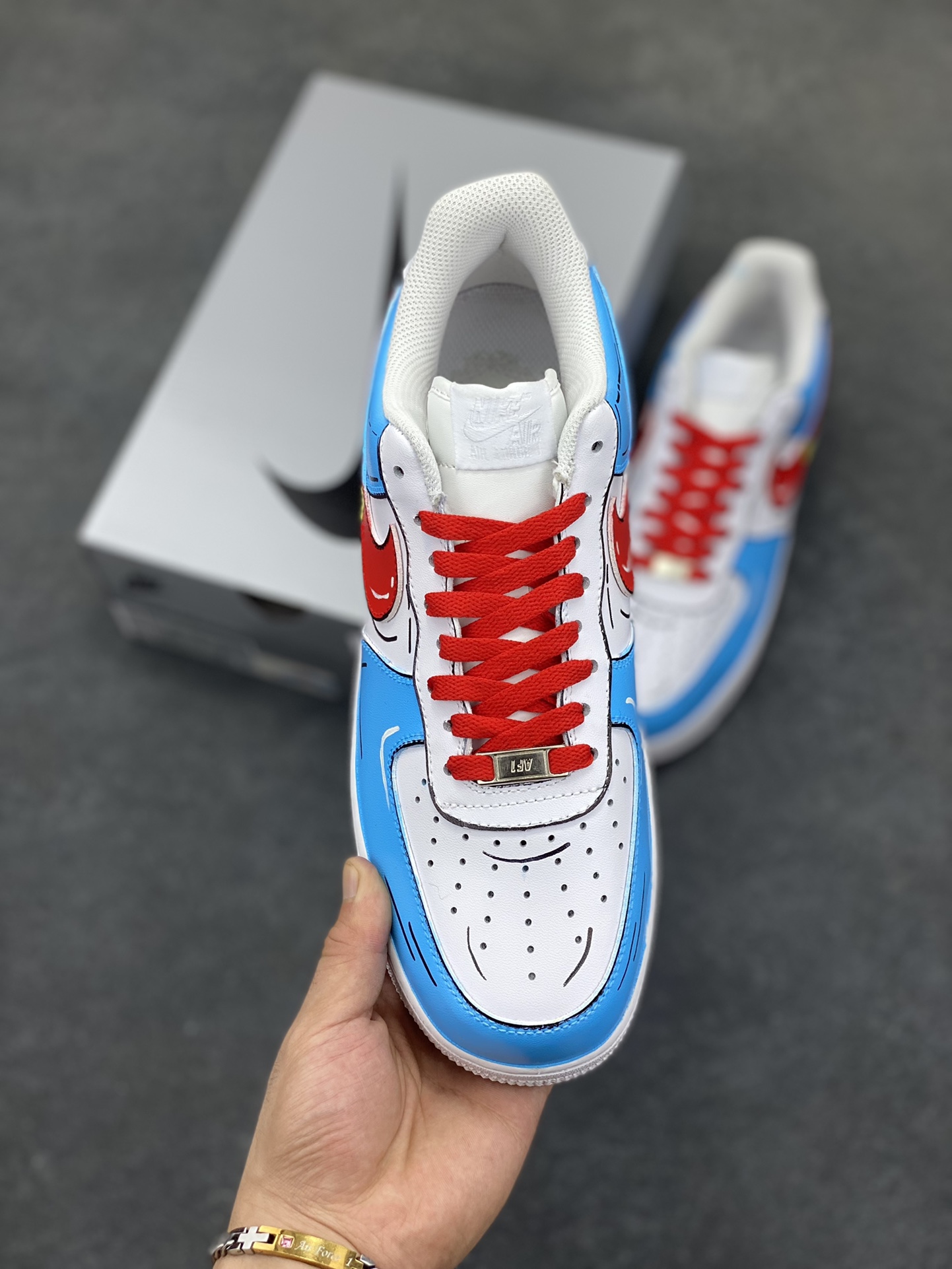 图片[2]-【定制球鞋】 纯手工绘画Nike Air Force 1 Low 二次元涂鸦风 机器猫元素 蓝白可爱风 低帮 板鞋 男款 蓝红白黑白折边针车 工艺难度大 原楦头原纸板 原装鞋盒 定制五金配件 内置全掌气垫 原厂鞋底 货号：CW2288-111 尺码：36 36.5 37.5 38 38.5 39 40 405. 41 42 42.5 43 44 44.5 45-选品中心