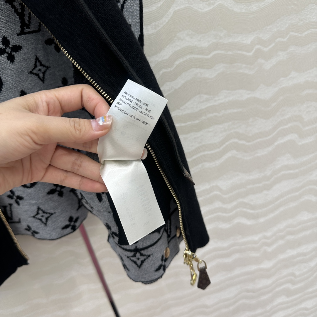 独家首发❤️爆单推荐❤️ L秋冬新品！连帽设计斗篷马甲外套！原版MONOGRAM嵌织图案。定制五金配件，