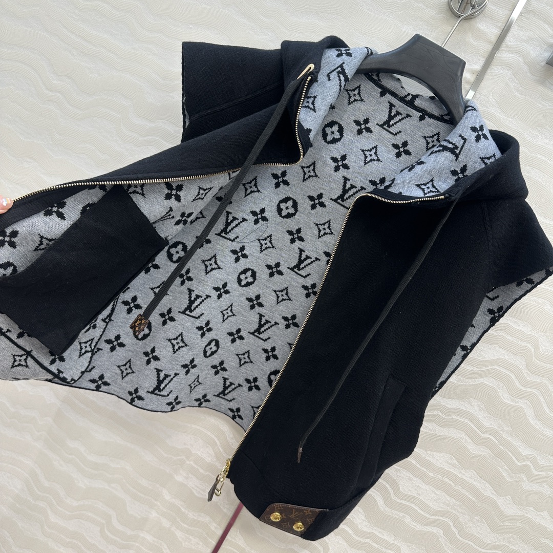 独家首发❤️爆单推荐❤️ L秋冬新品！连帽设计斗篷马甲外套！原版MONOGRAM嵌织图案。定制五金配件，