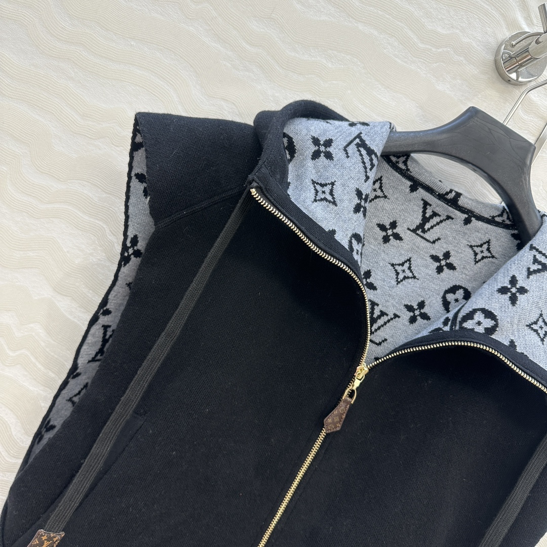 独家首发❤️爆单推荐❤️ L秋冬新品！连帽设计斗篷马甲外套！原版MONOGRAM嵌织图案。定制五金配件，