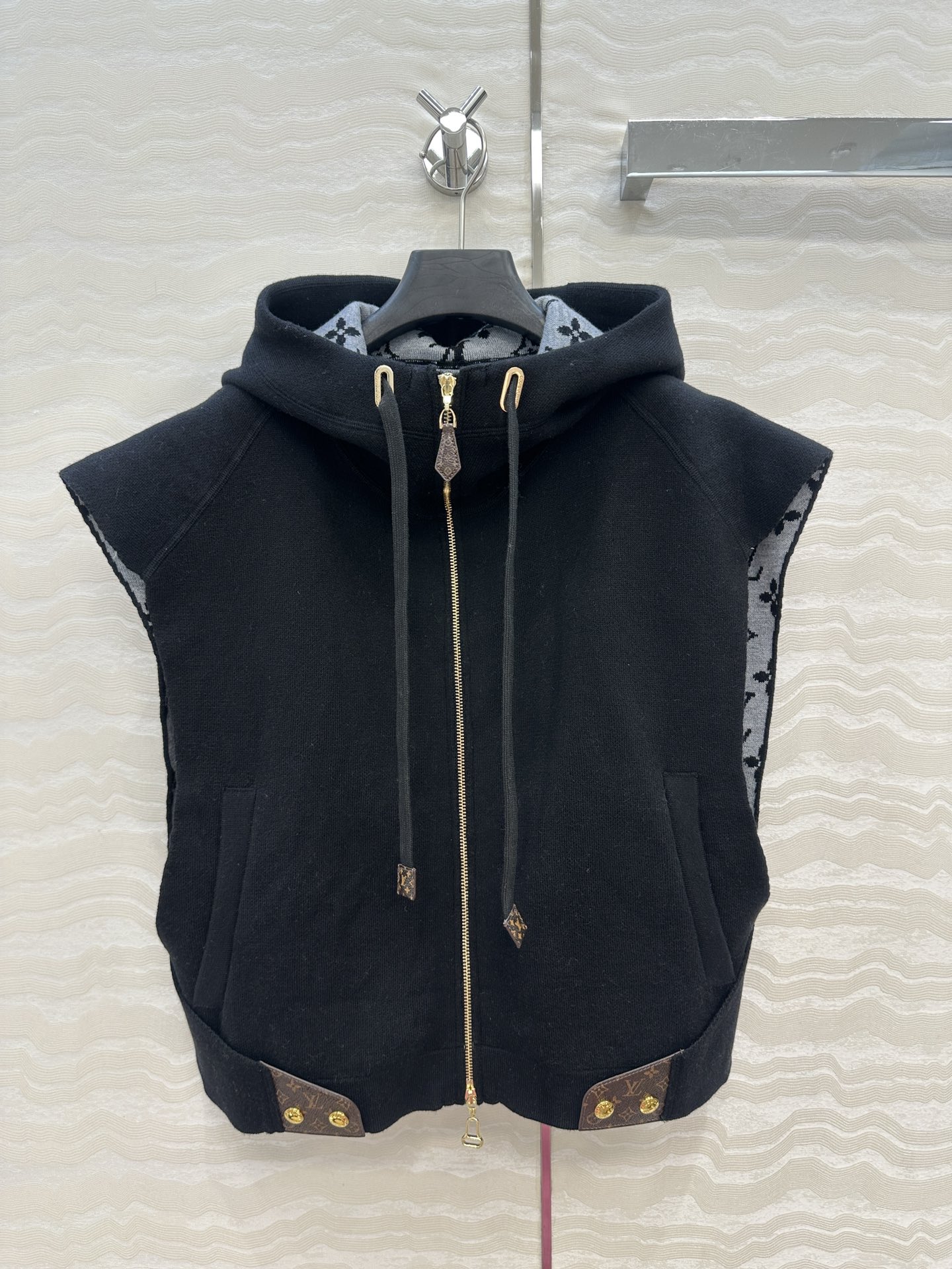 独家首发❤️爆单推荐❤️ L秋冬新品！连帽设计斗篷马甲外套！原版MONOGRAM嵌织图案。定制五金配件，