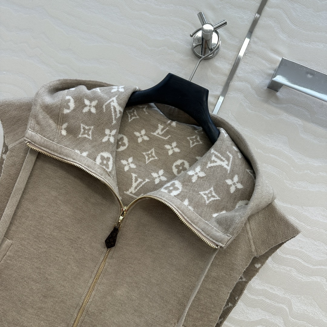 独家首发❤️爆单推荐❤️ L秋冬新品！连帽设计斗篷马甲外套！原版MONOGRAM嵌织图案。定制五金配件，